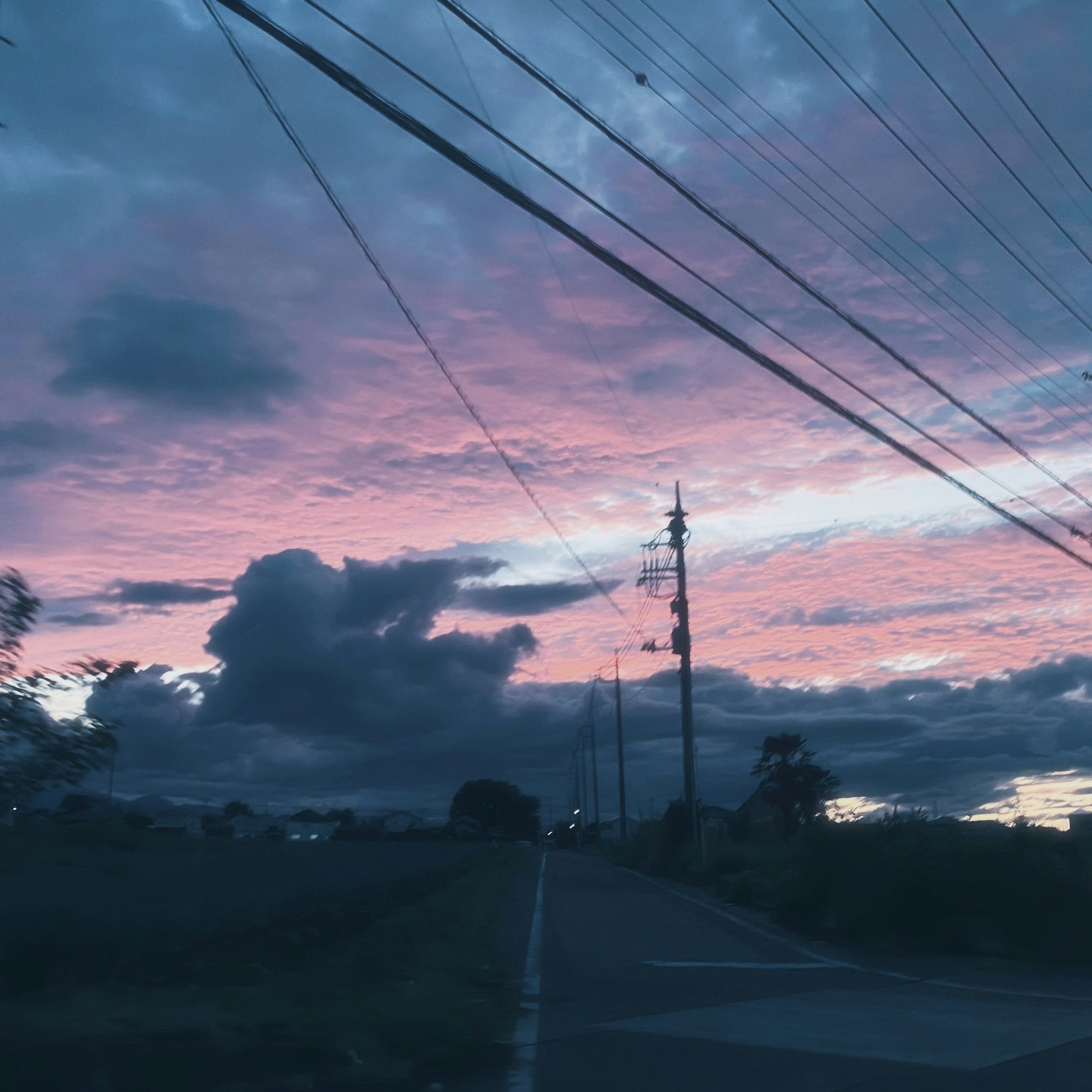 夕暮れの空に広がるピンクと青の雲が特徴的な風景