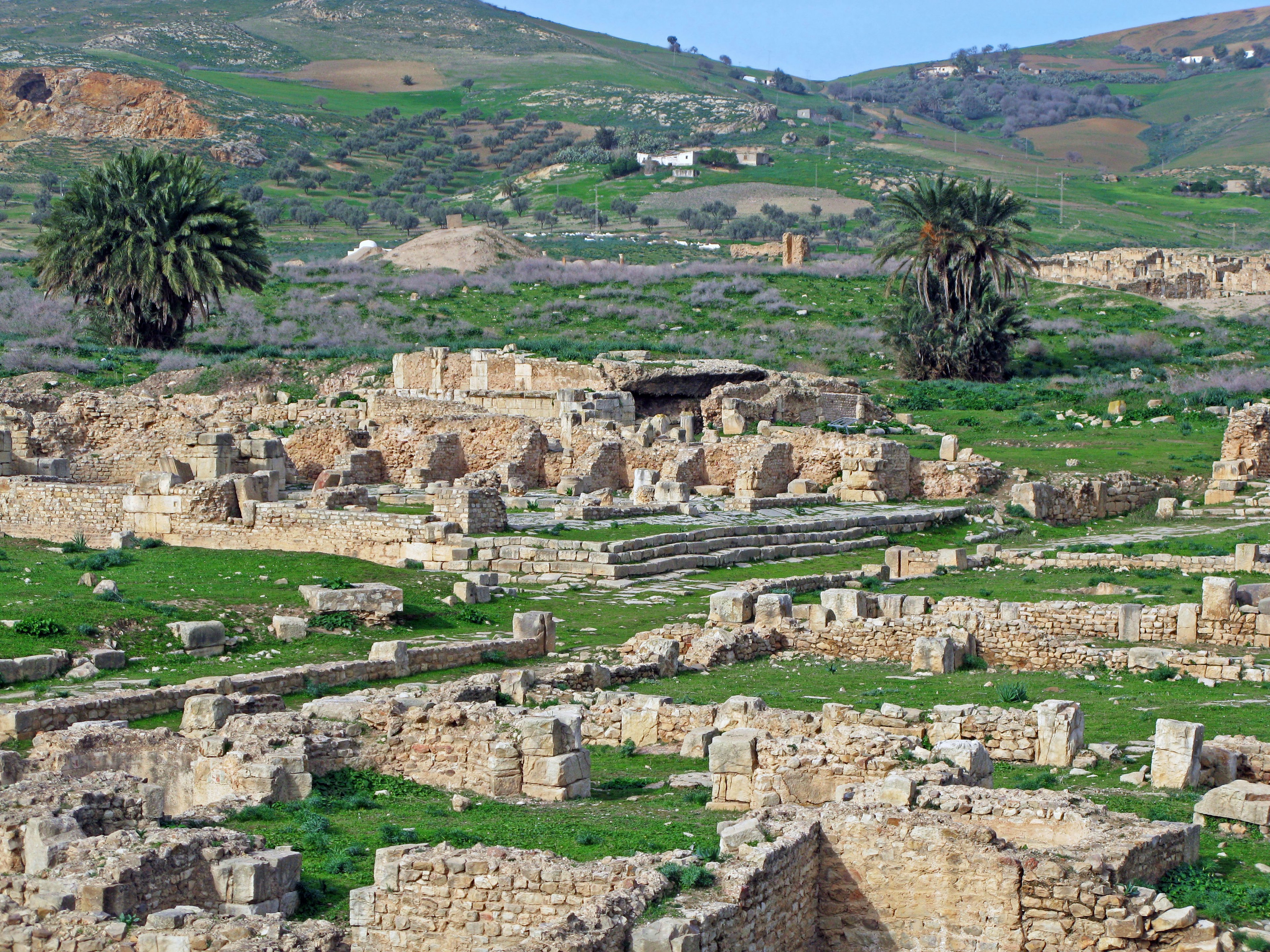 Ruines anciennes entourées de collines verdoyantes