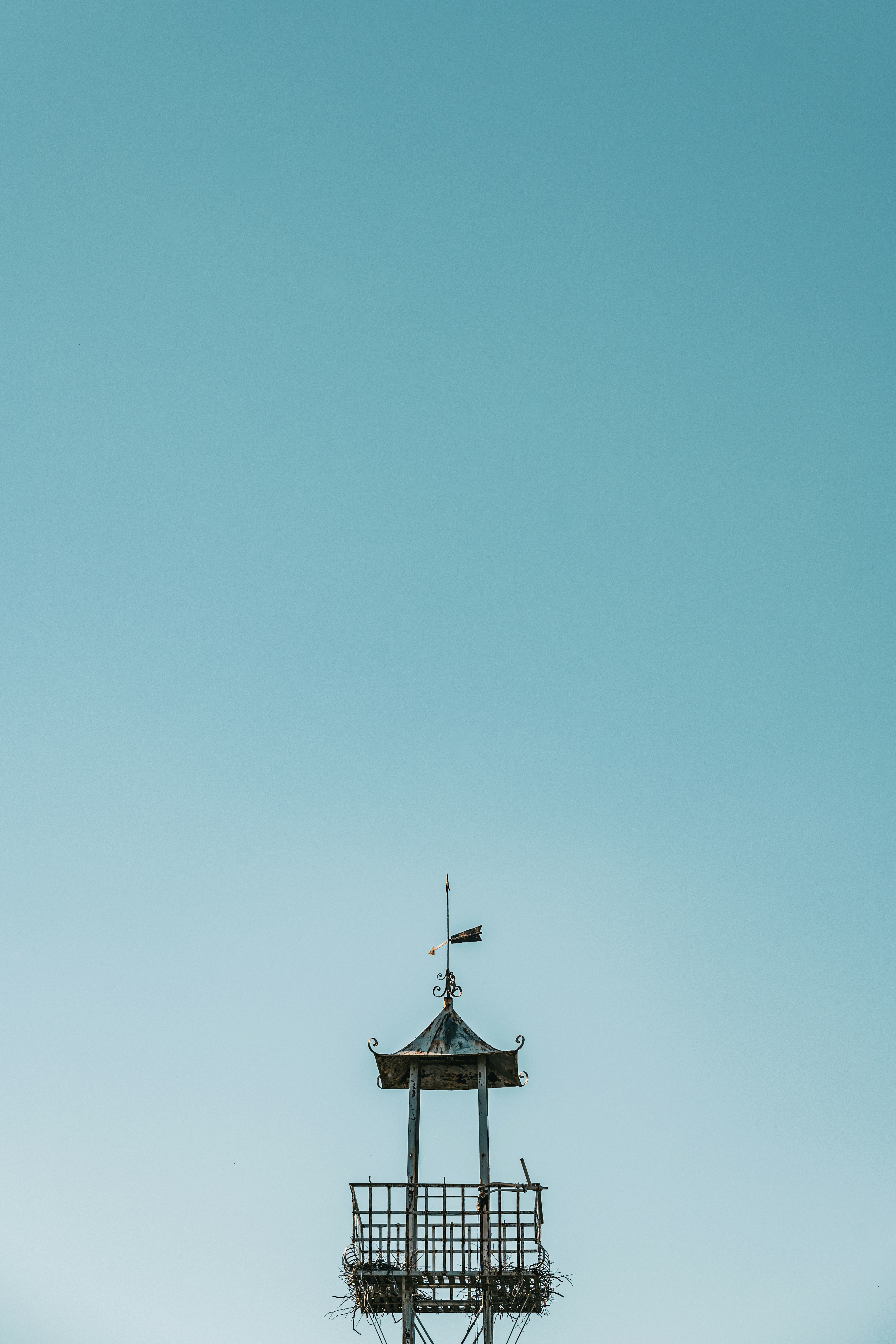 Sommet d'une petite tour contre un ciel bleu clair