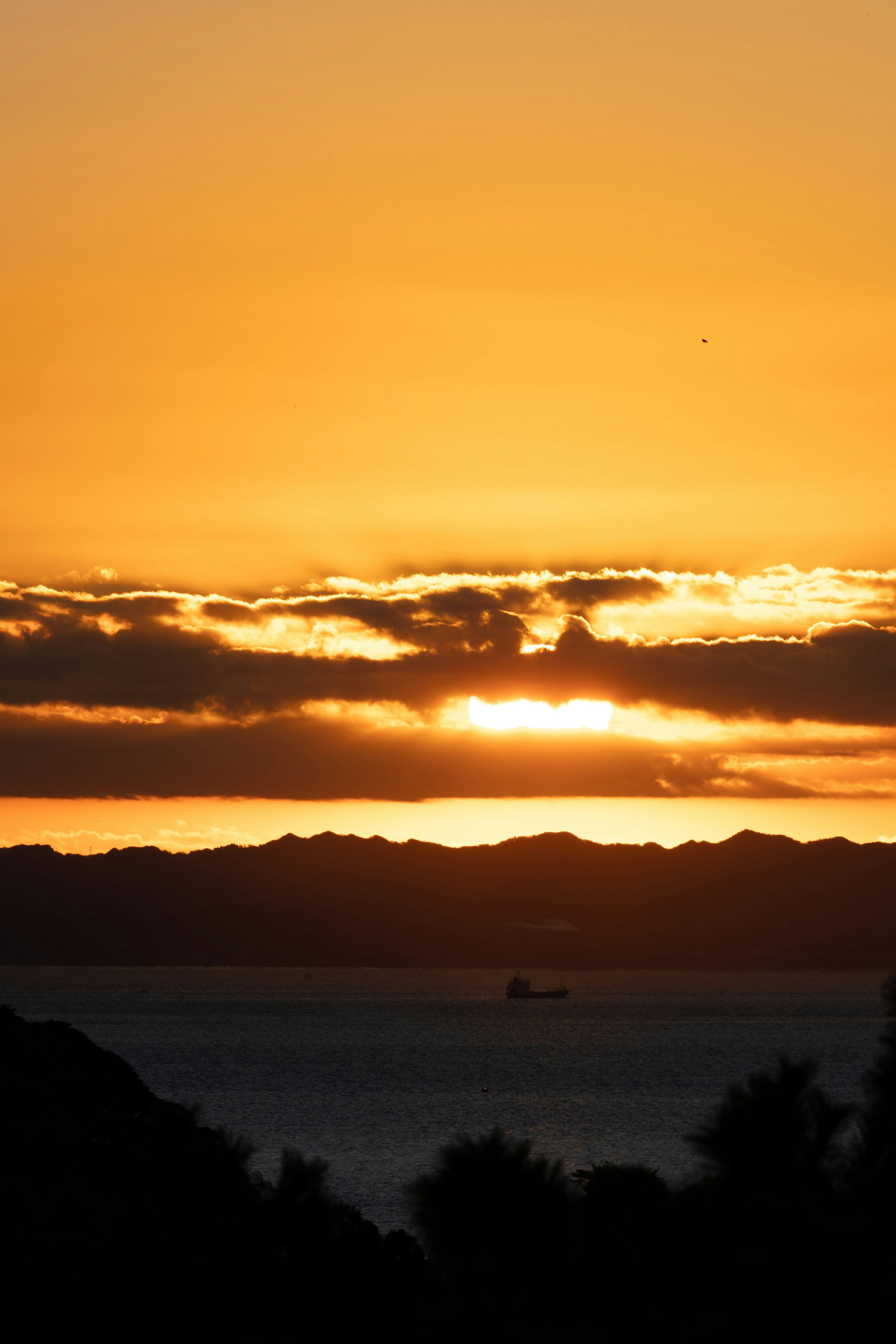 夕日が海に沈む美しい風景 夕焼けのオレンジ色の空と雲が広がる