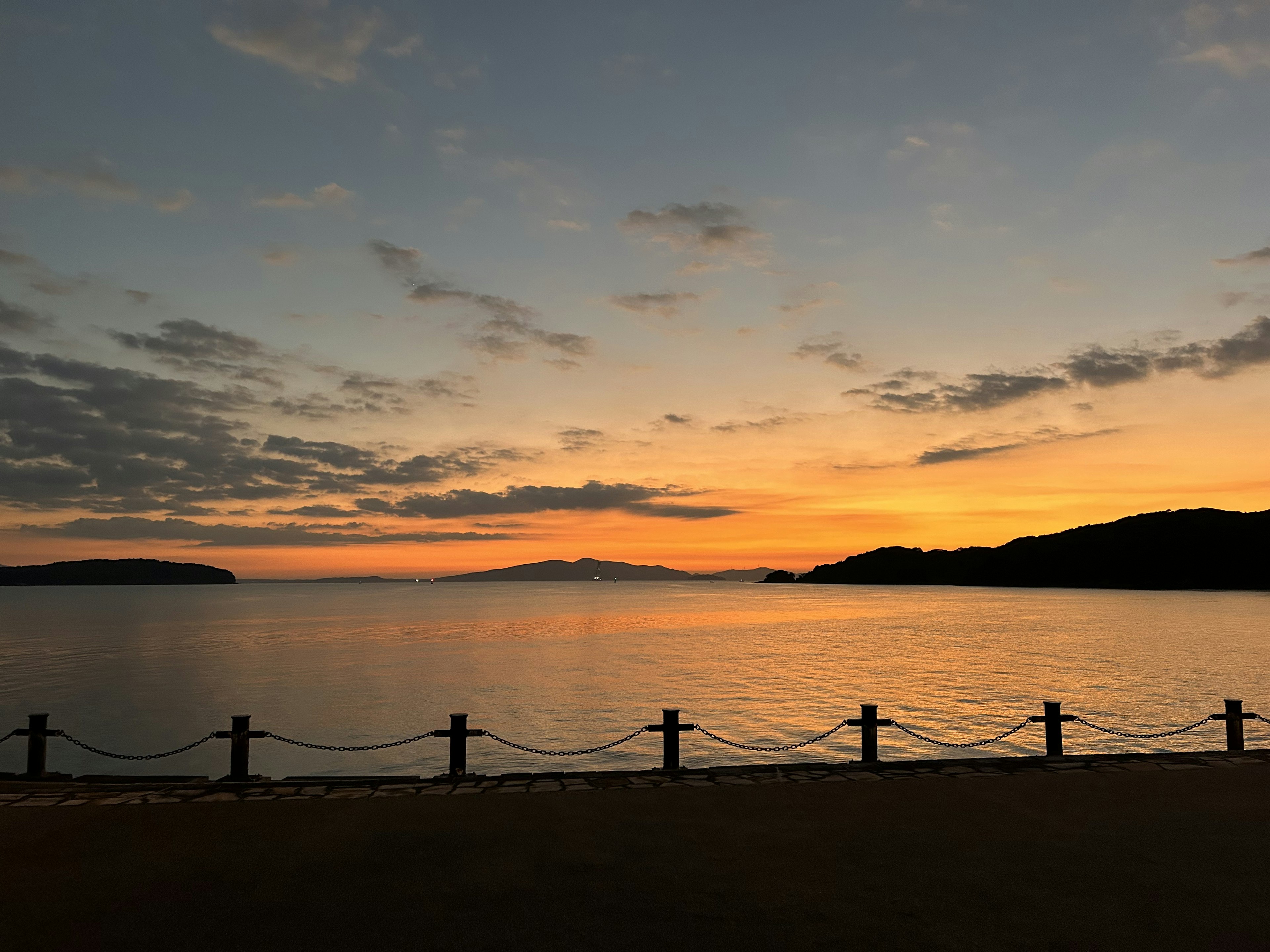 美しい夕焼けの海景色と静かな水面