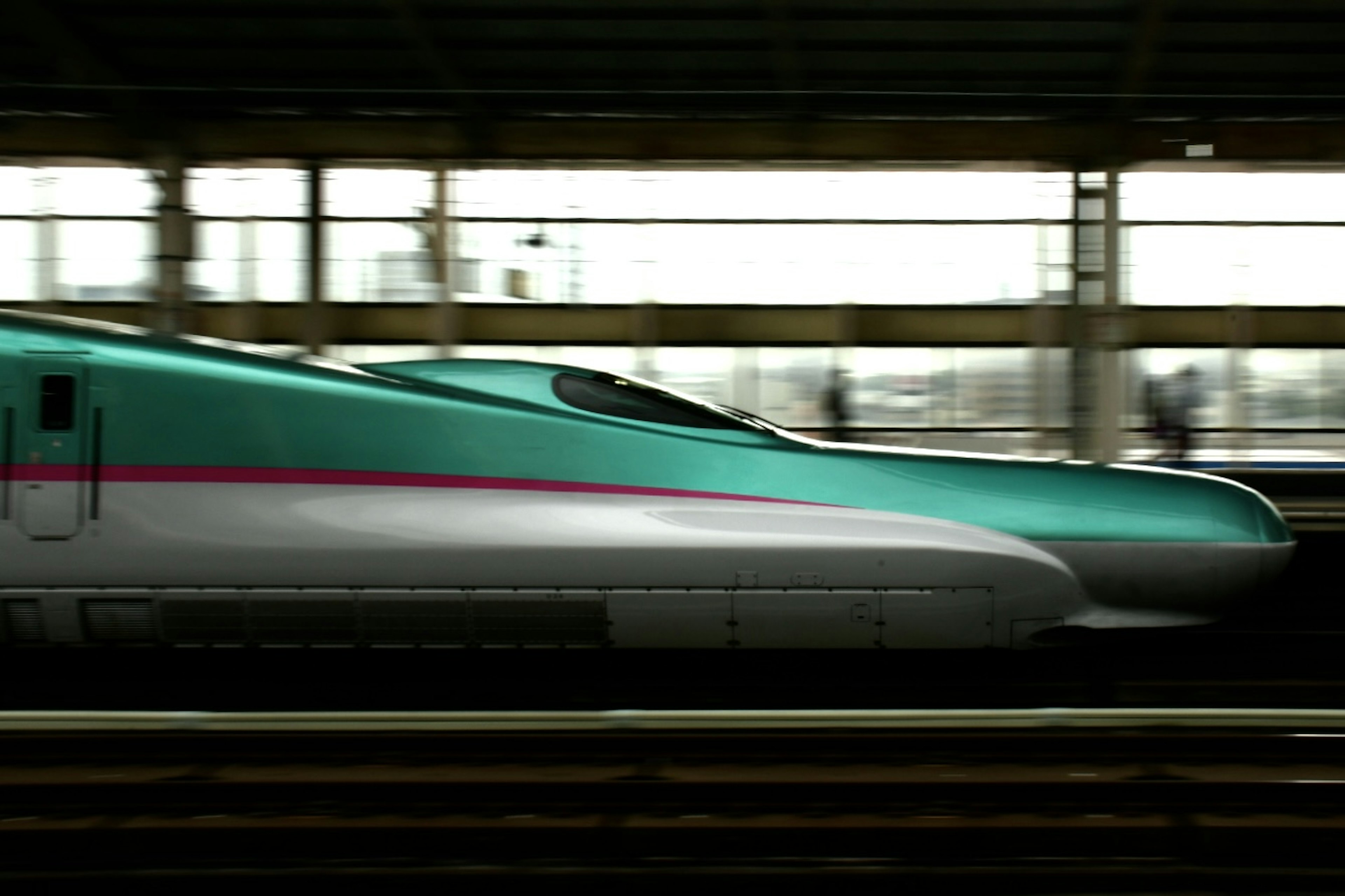 Vista laterale dello Shinkansen in una stazione