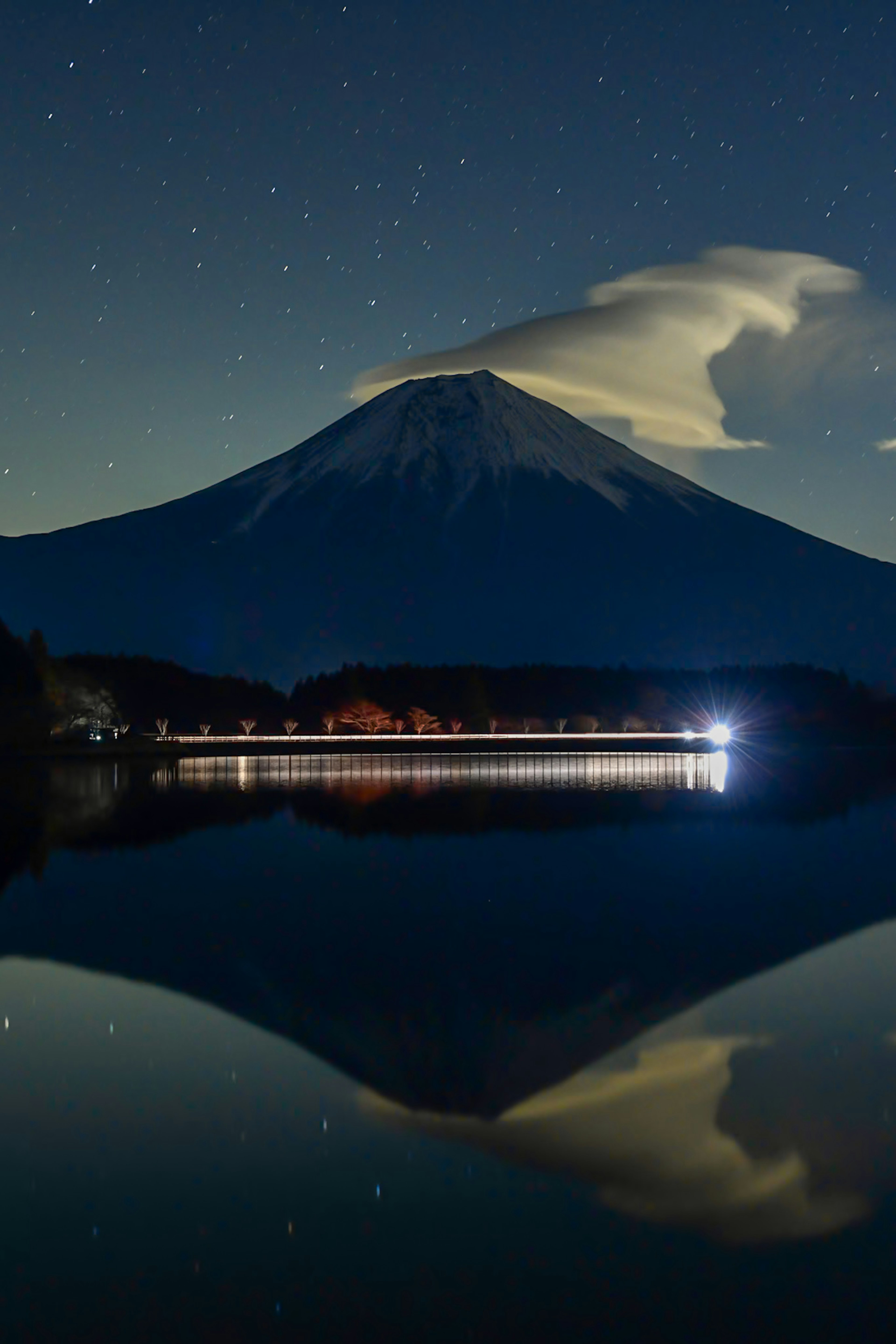 夜空に映える富士山の美しい景色と湖の静かな反射