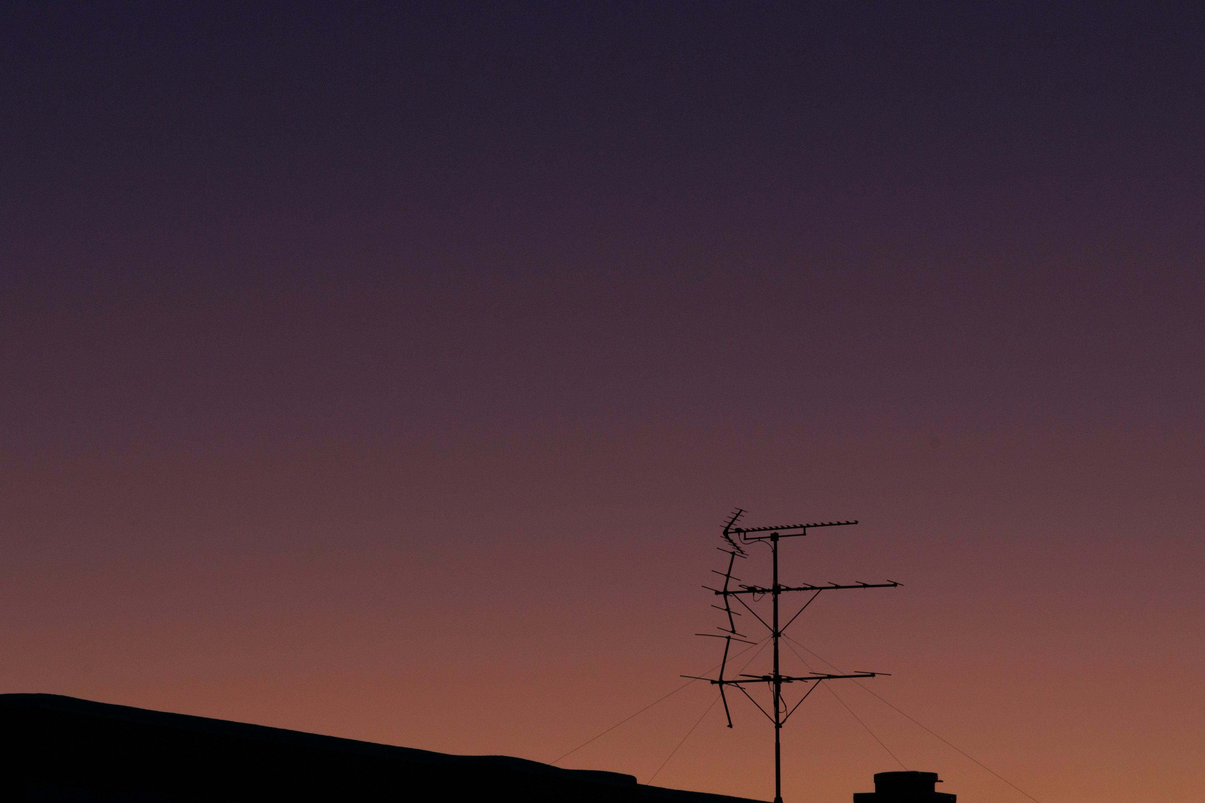 Silhouette antena melawan langit senja