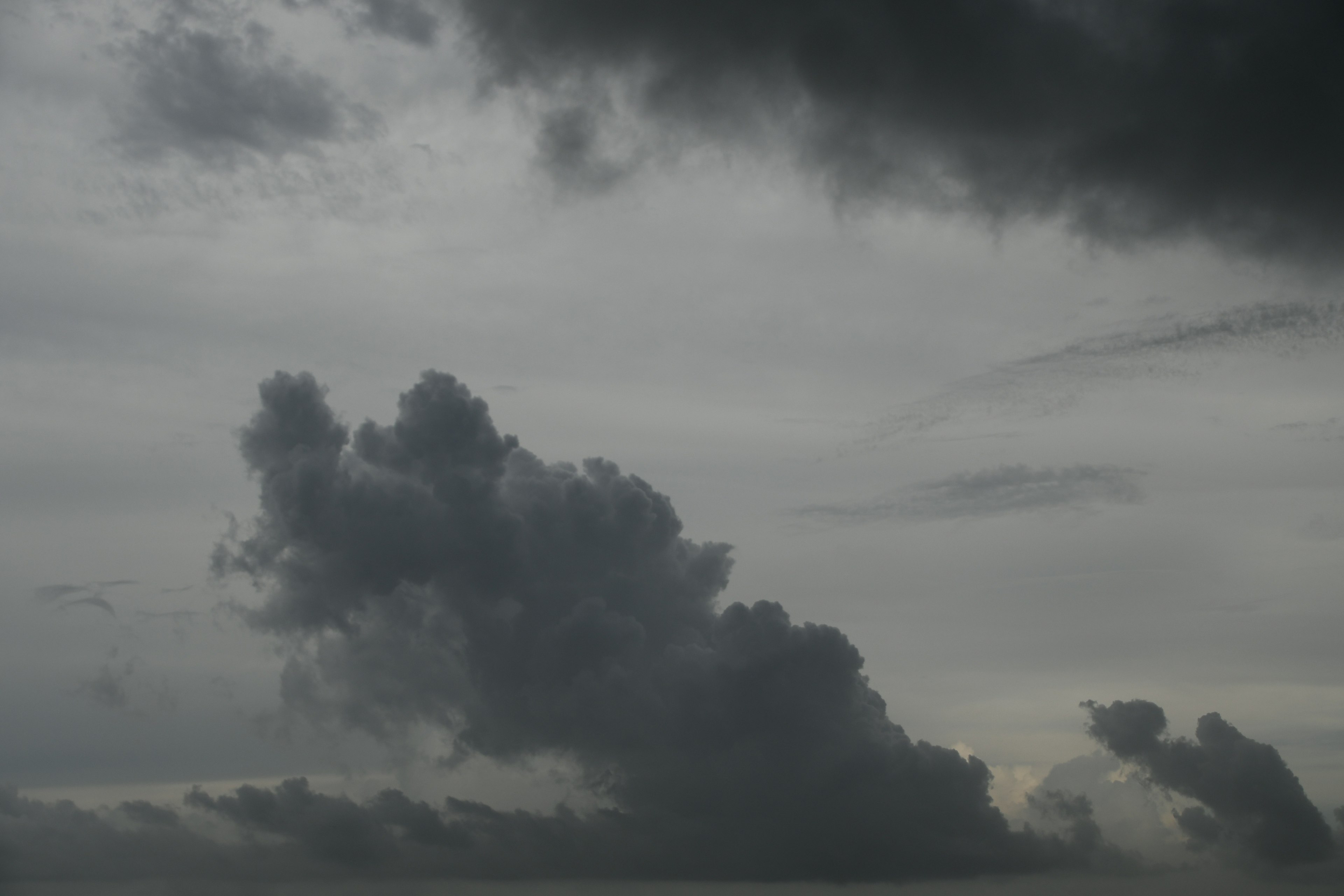 灰色の雲が広がる空の風景