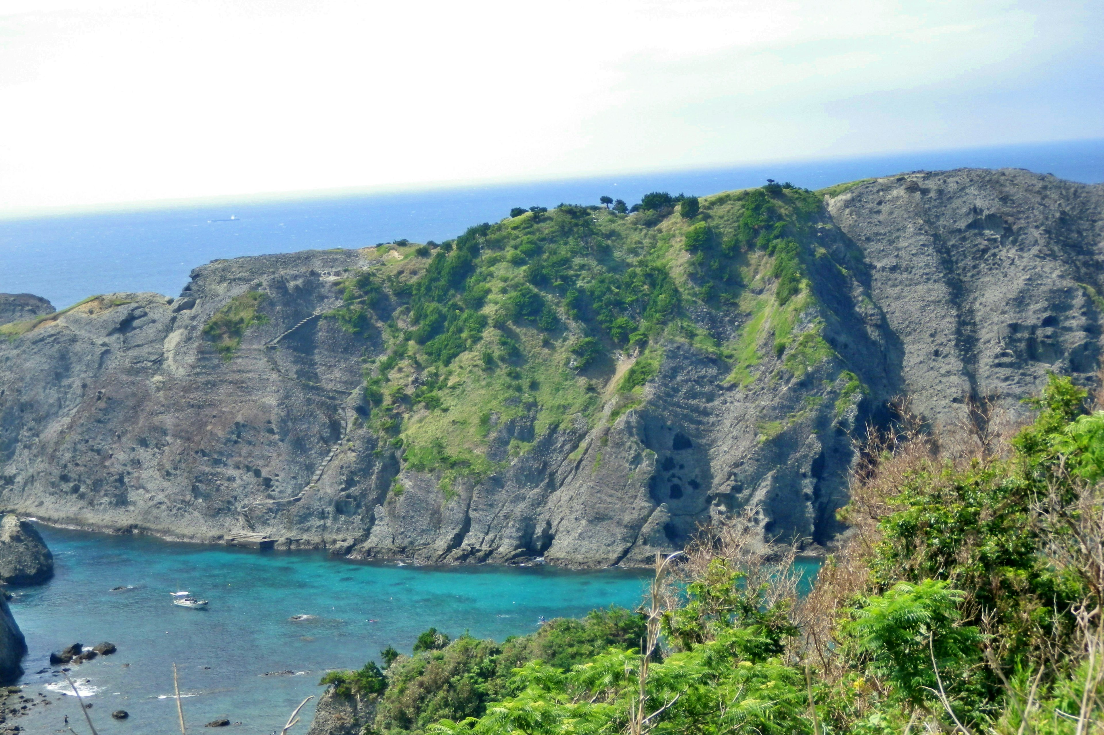 Vue magnifique des collines vertes et de la mer bleue