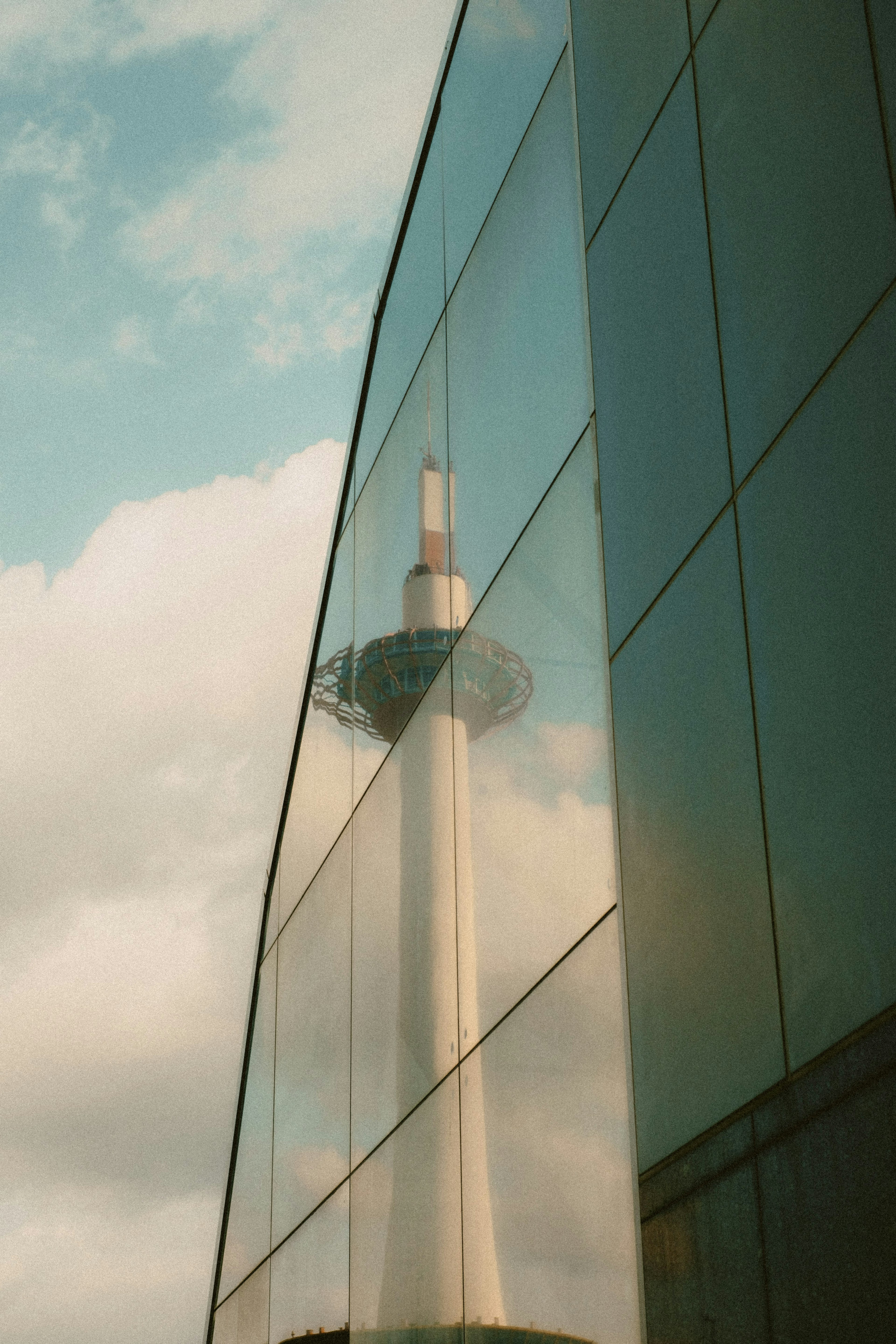 Reflexion des Nagoya Fernsehturms auf einem Glasgebäude