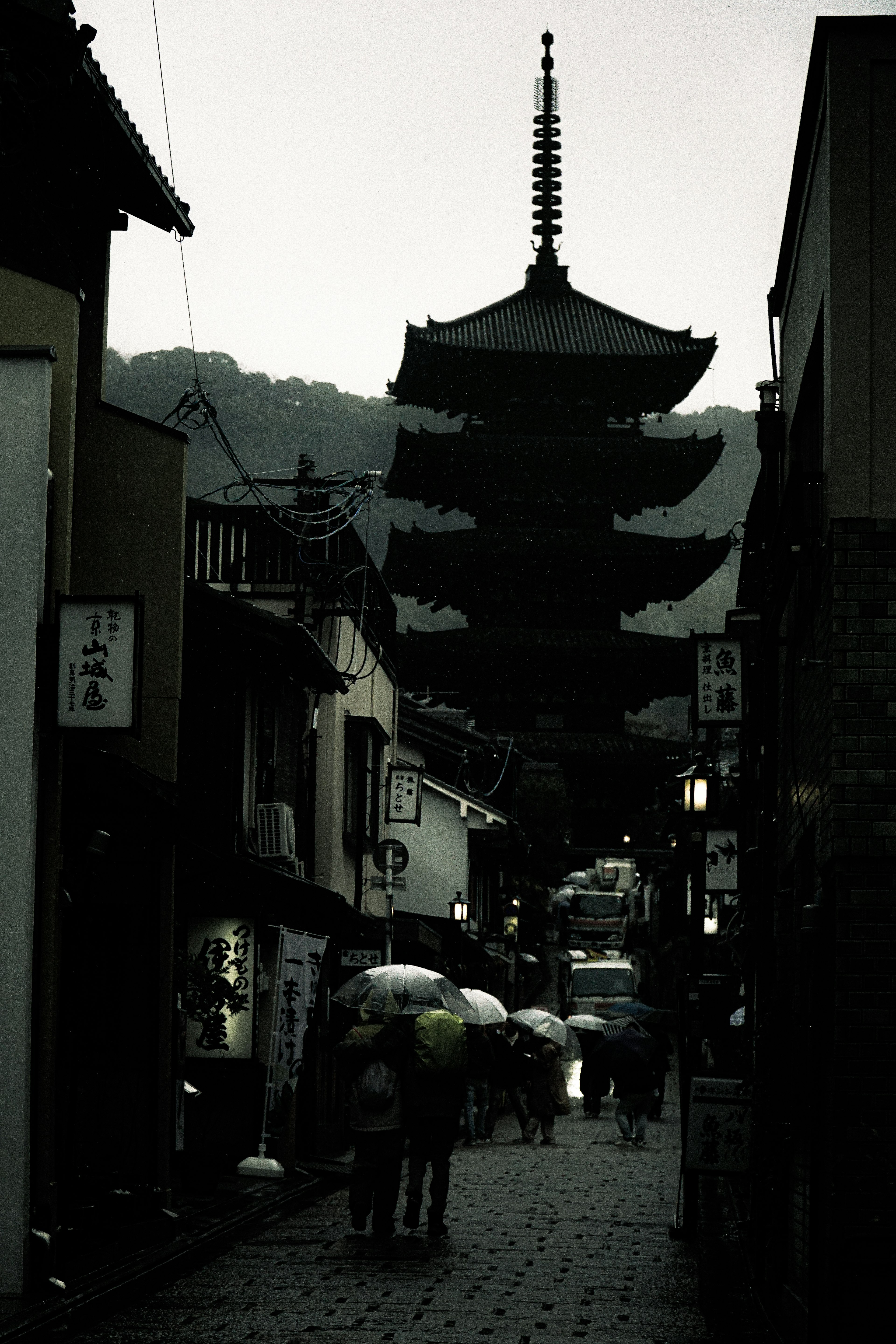 Silhouette einer Pagode in einer regnerischen Straßenszene