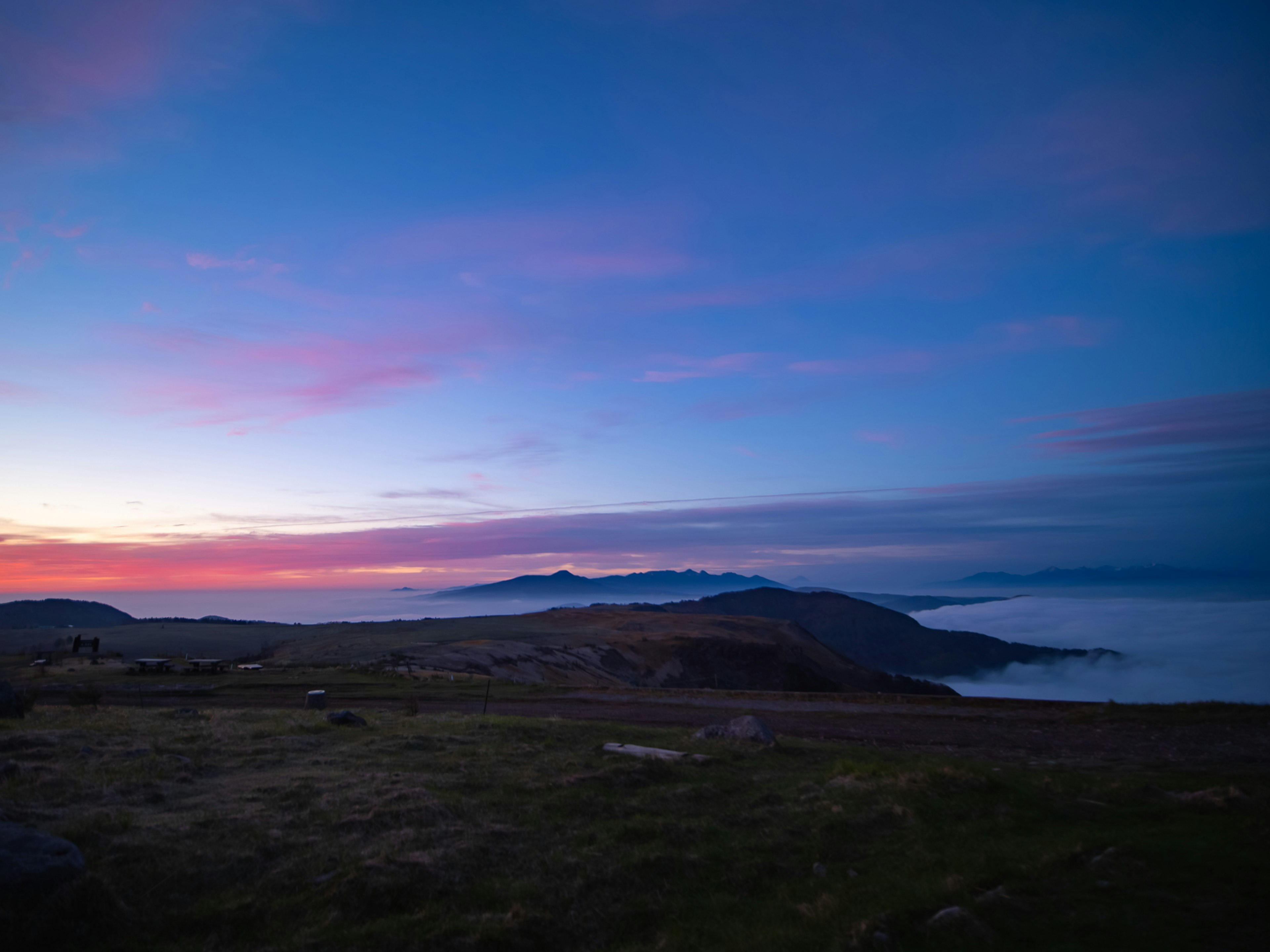 Ciel de coucher de soleil magnifique sur un paysage avec des collines et des nuages