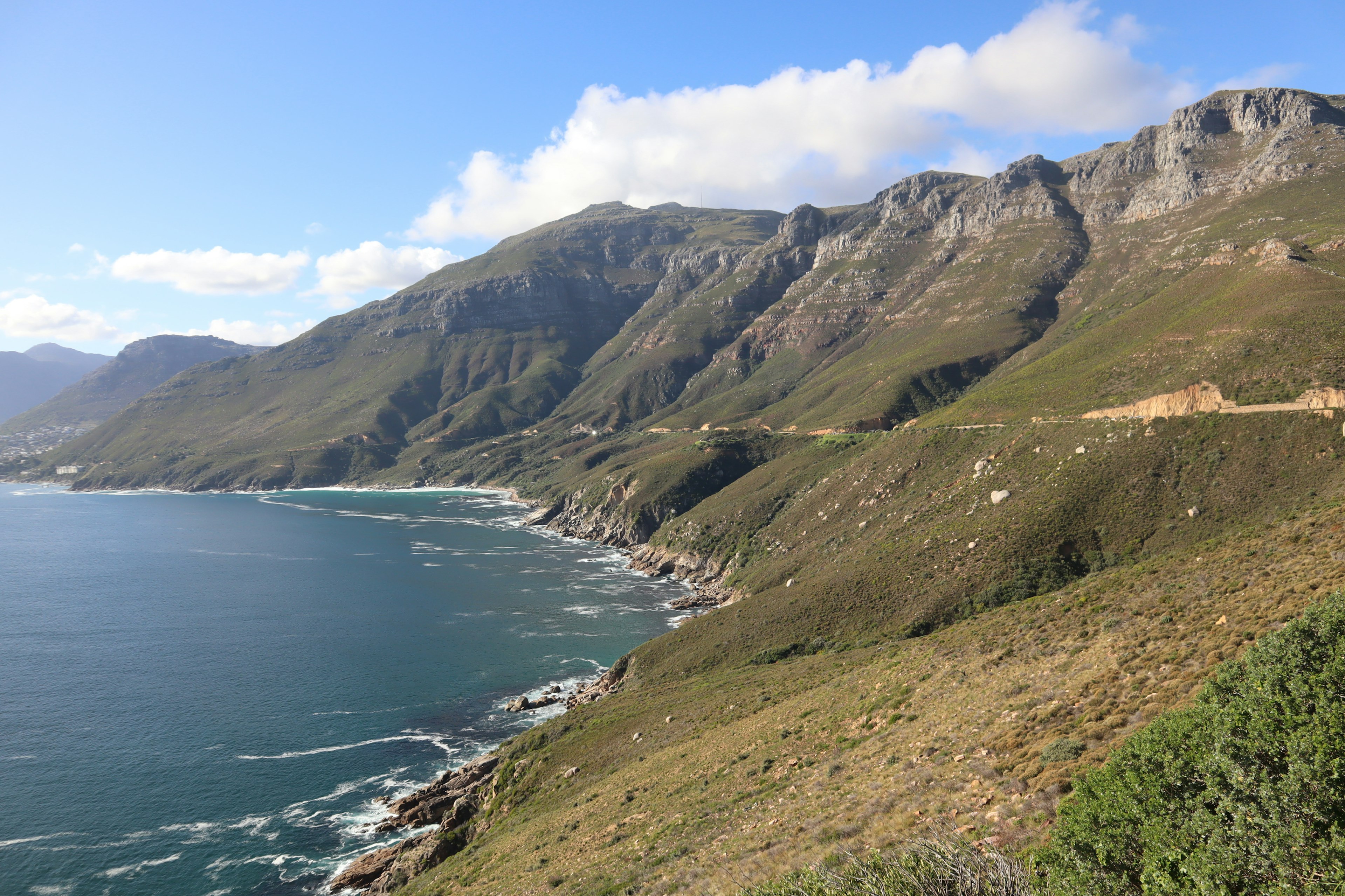 海岸線和山脈的美麗景色