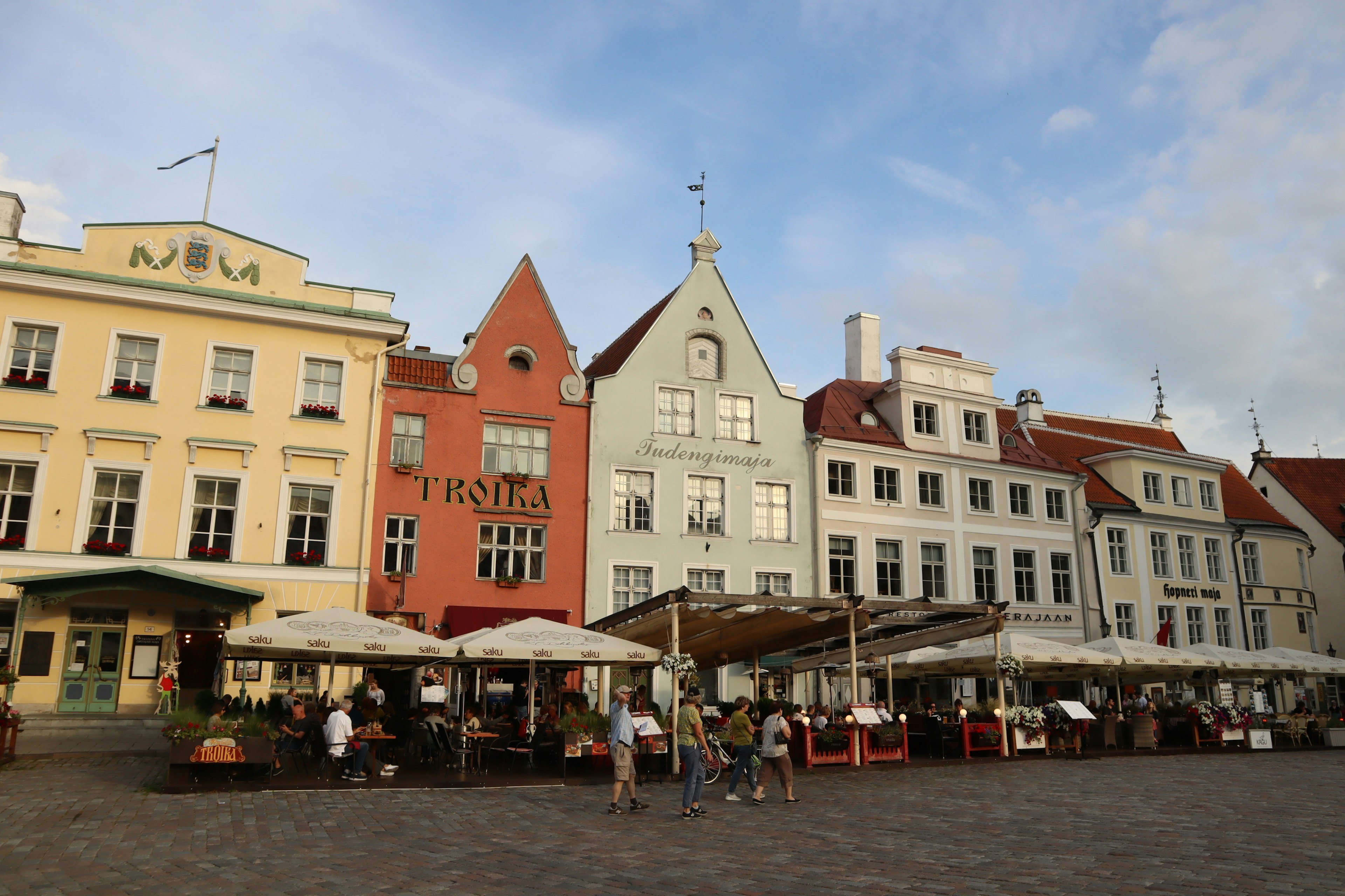 Bunte Gebäude und Caféterassen auf einem schönen Platz in Tallinn