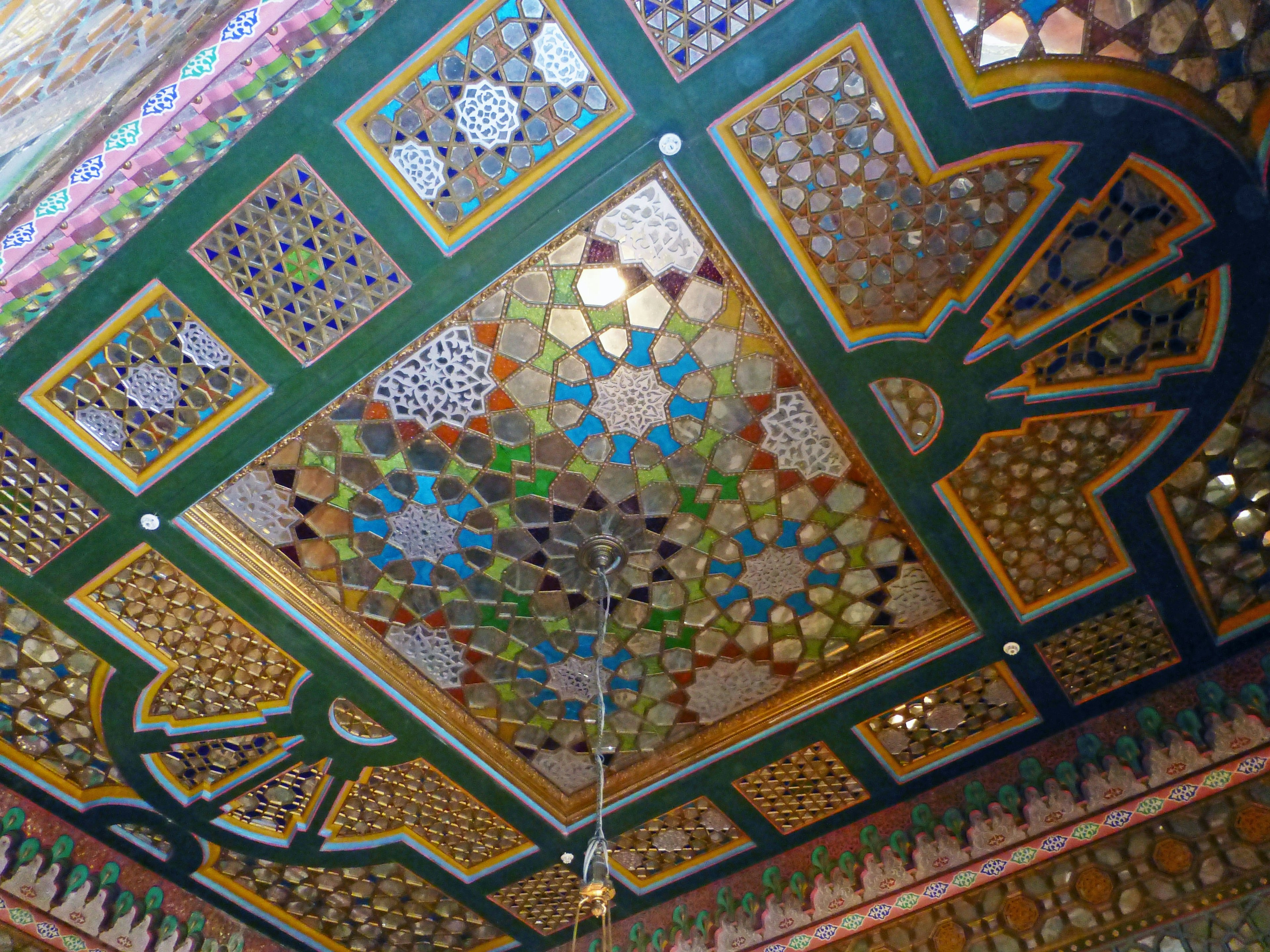 Plafond en mosaïque complexe avec des motifs géométriques colorés