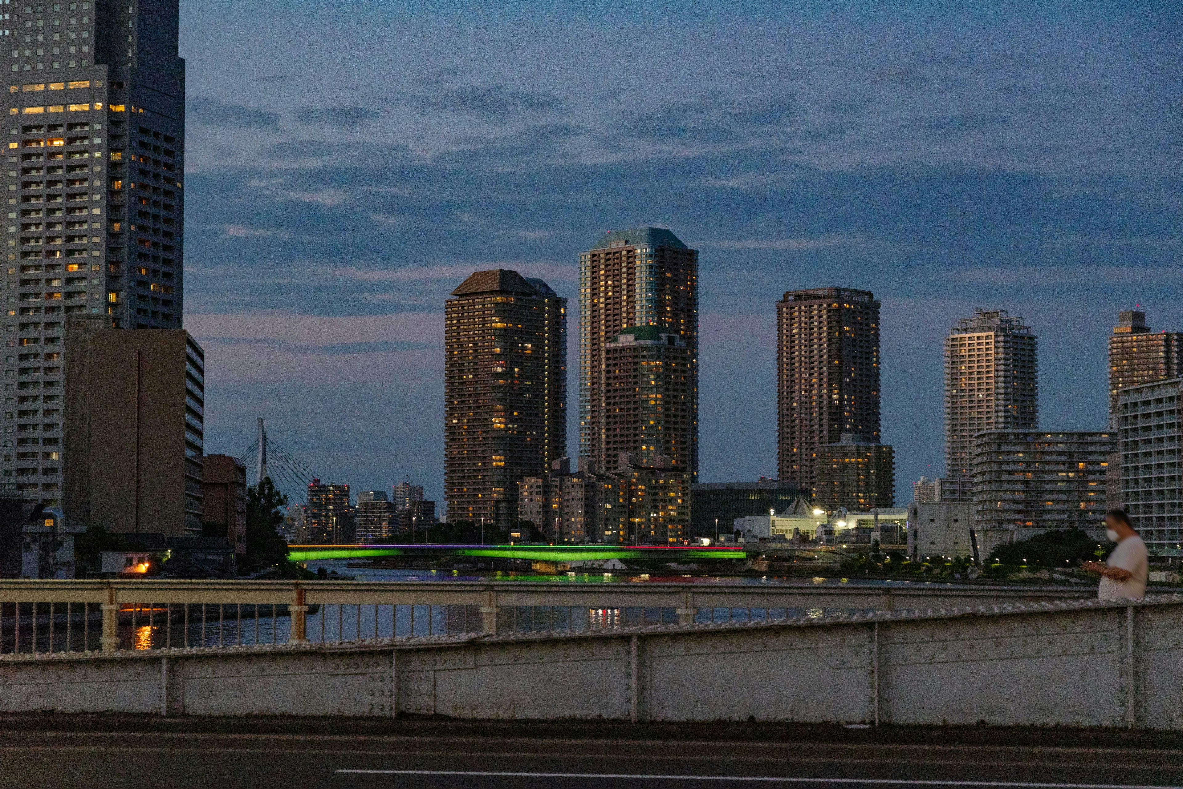 Pemandangan malam garis langit Tokyo dengan gedung pencakar langit yang diterangi dan sungai