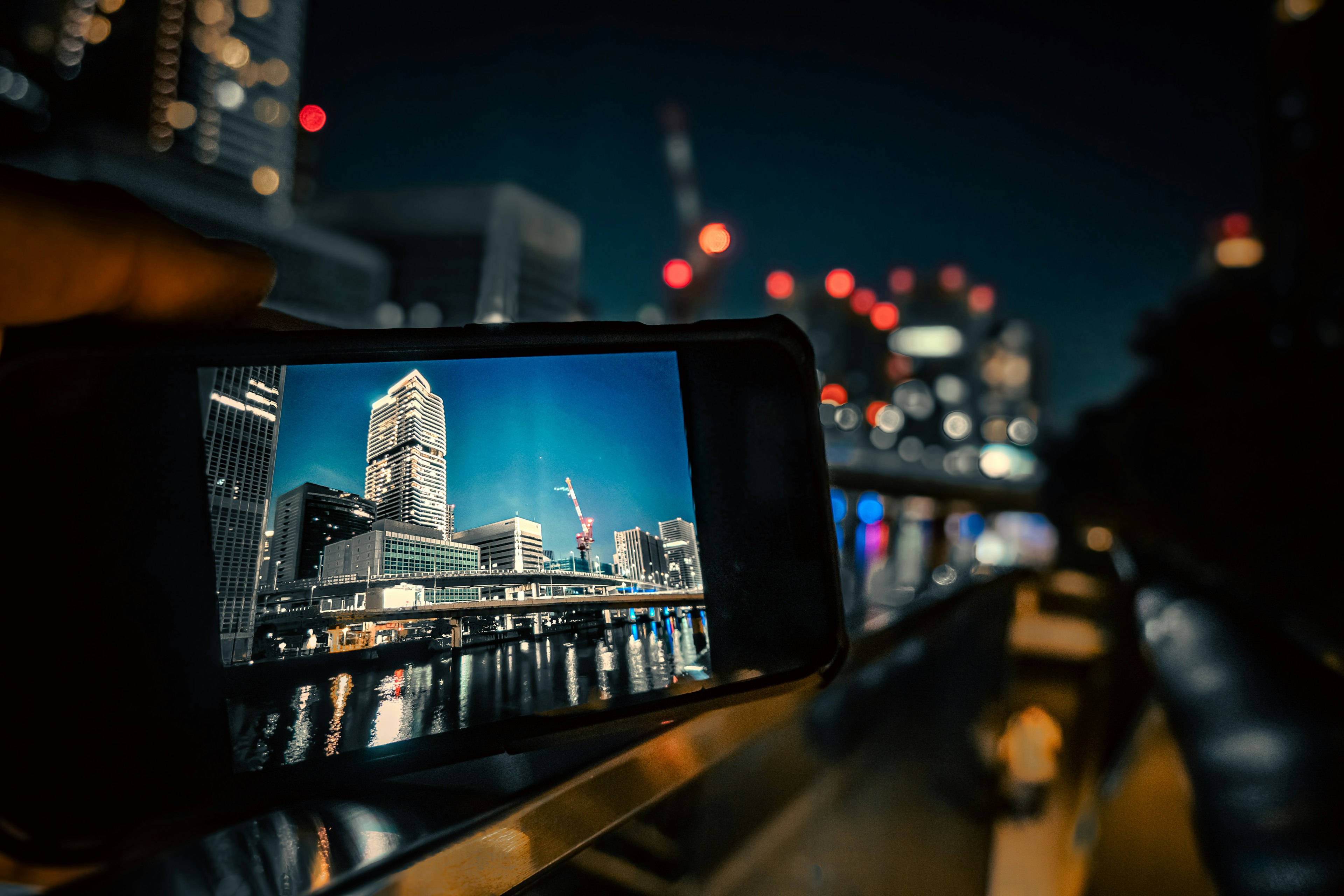 Un teléfono inteligente mostrando una foto de un edificio de noche