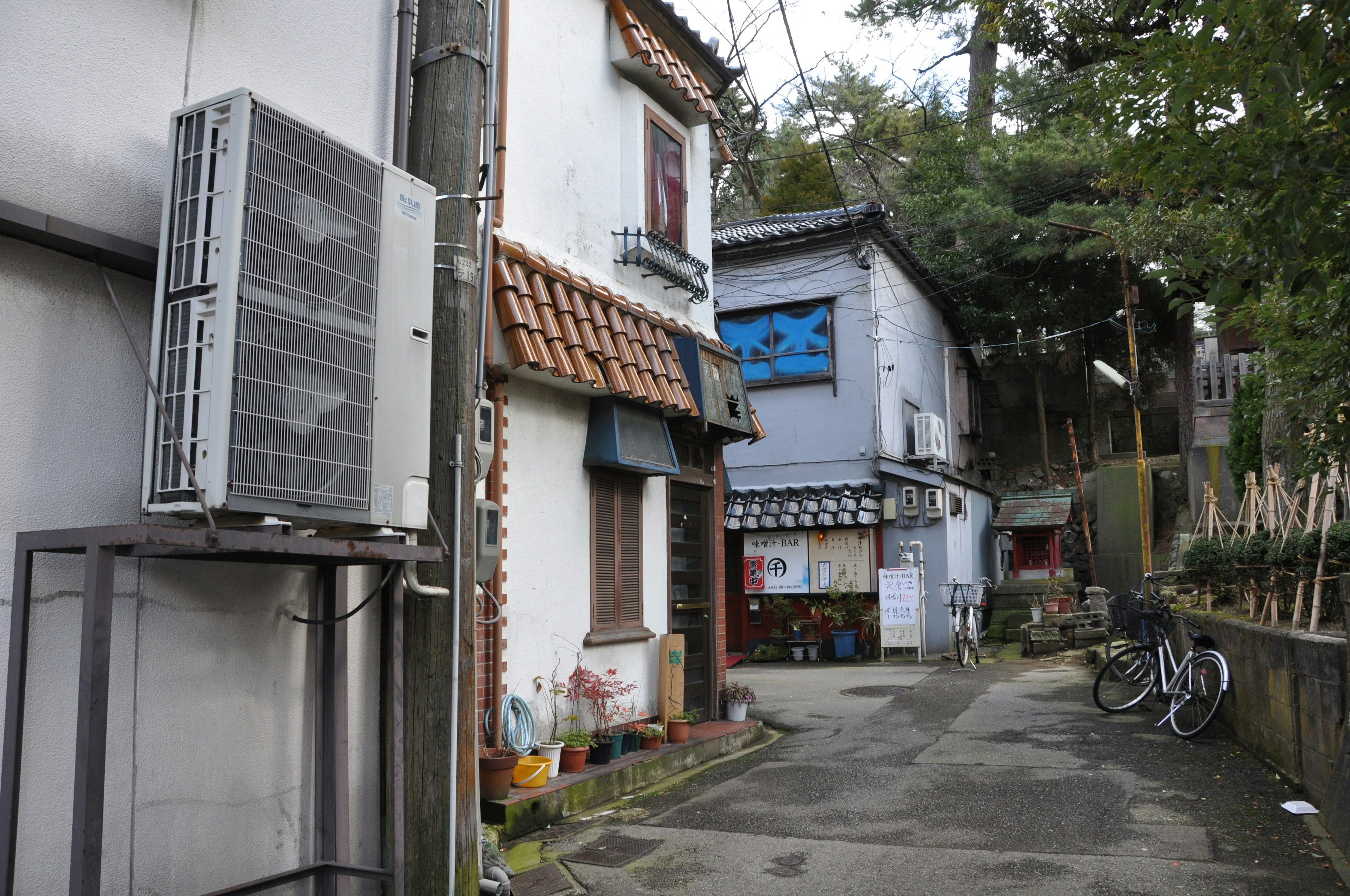 Allée étroite avec des maisons anciennes et des vélos visibles