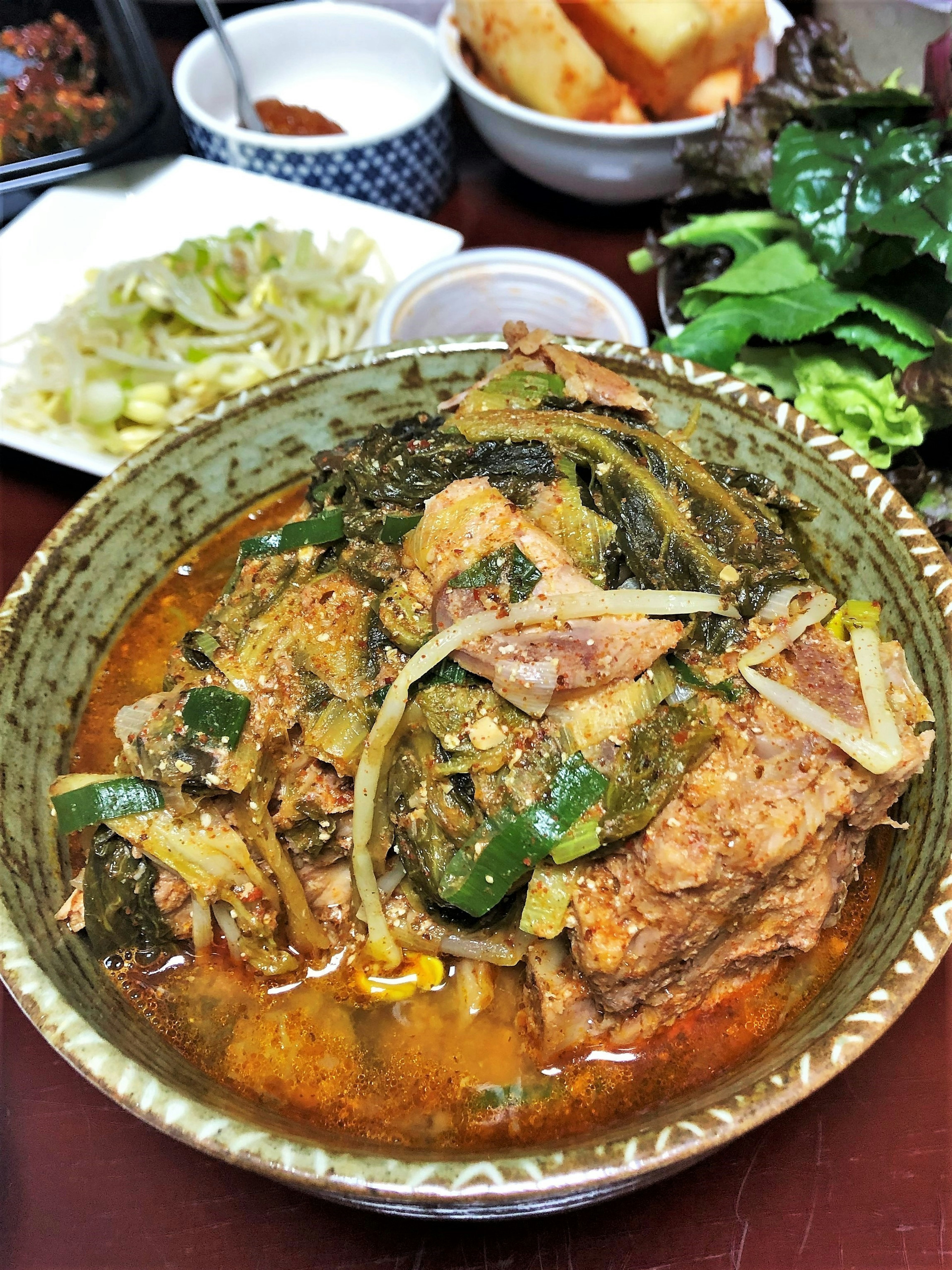 韓国料理のチゲ鍋に入った鶏肉と野菜の煮込み