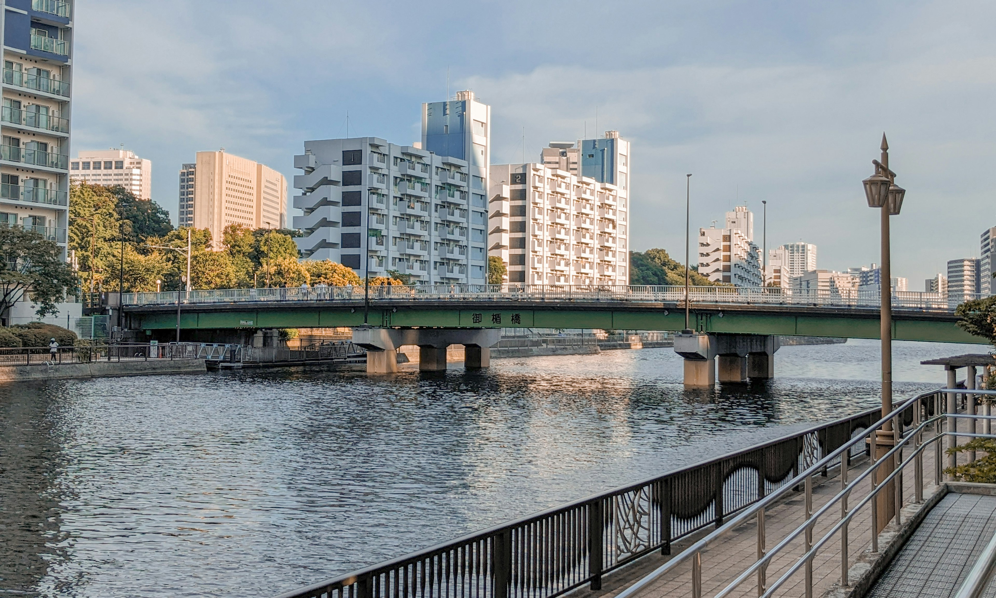 一幅河流的风景，现代建筑和横跨水面的桥梁