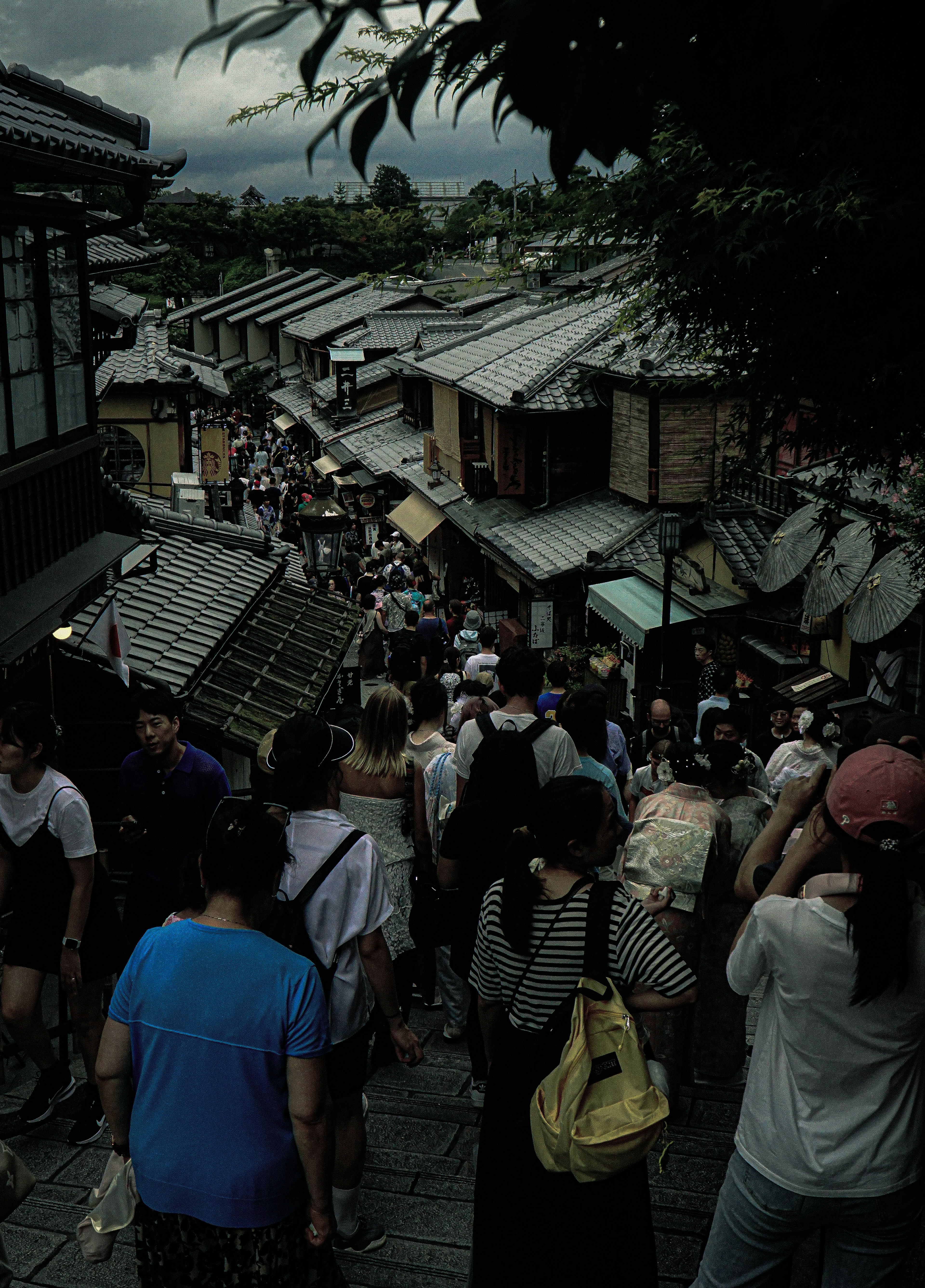 Belebte Aussicht auf eine alte Straße in Kyoto voller Touristen