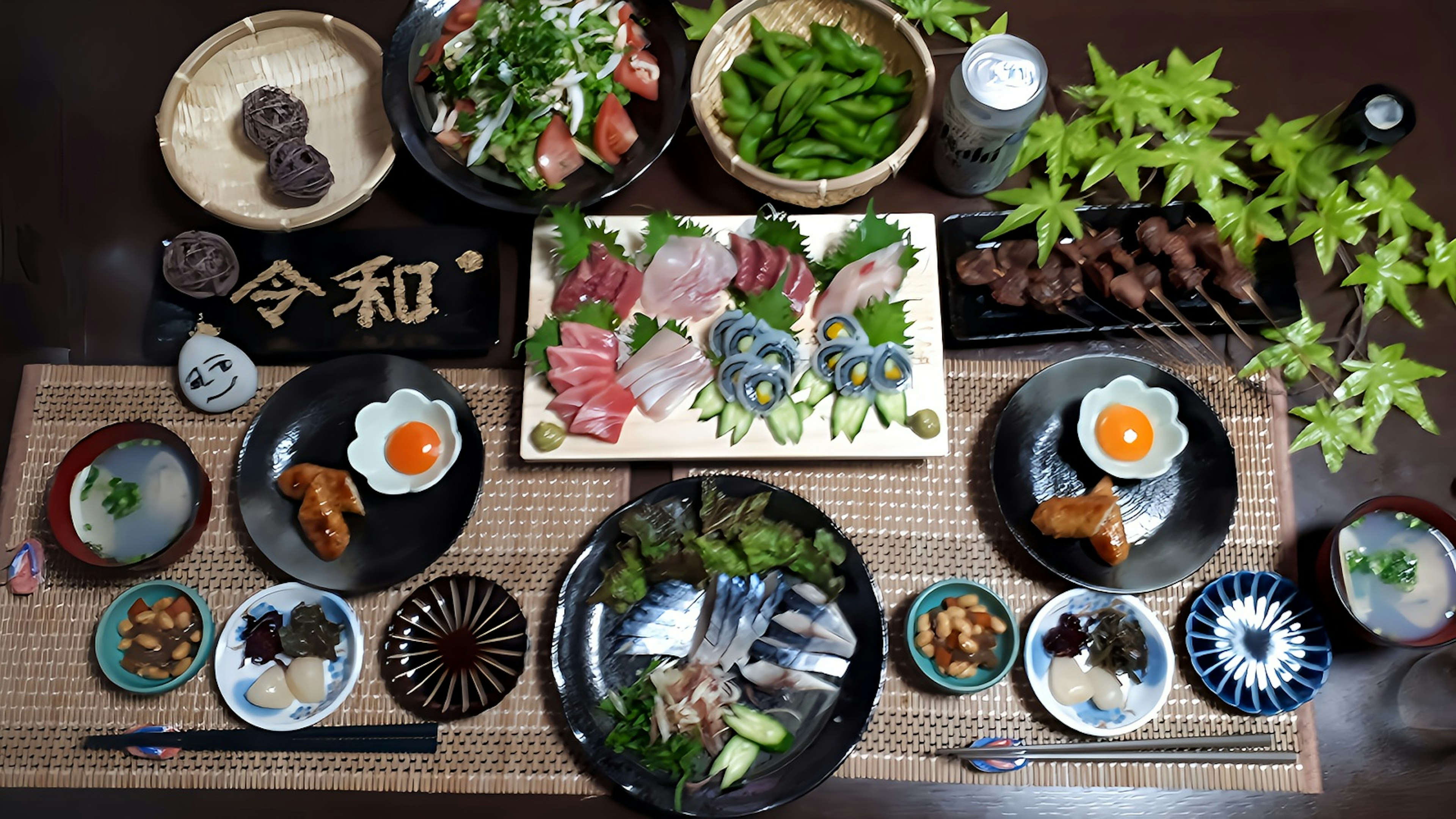 Una variedad de platos japoneses coloridos dispuestos en una mesa