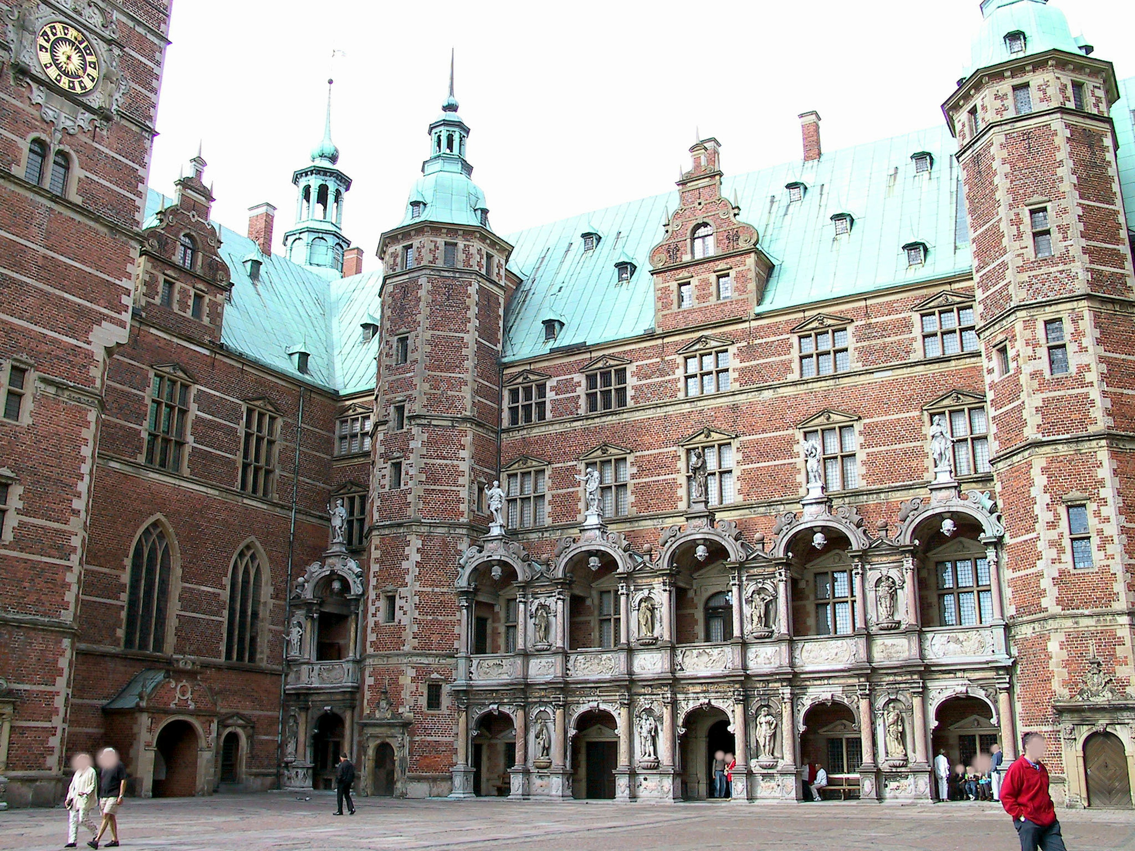 Extérieur de château historique avec une belle architecture