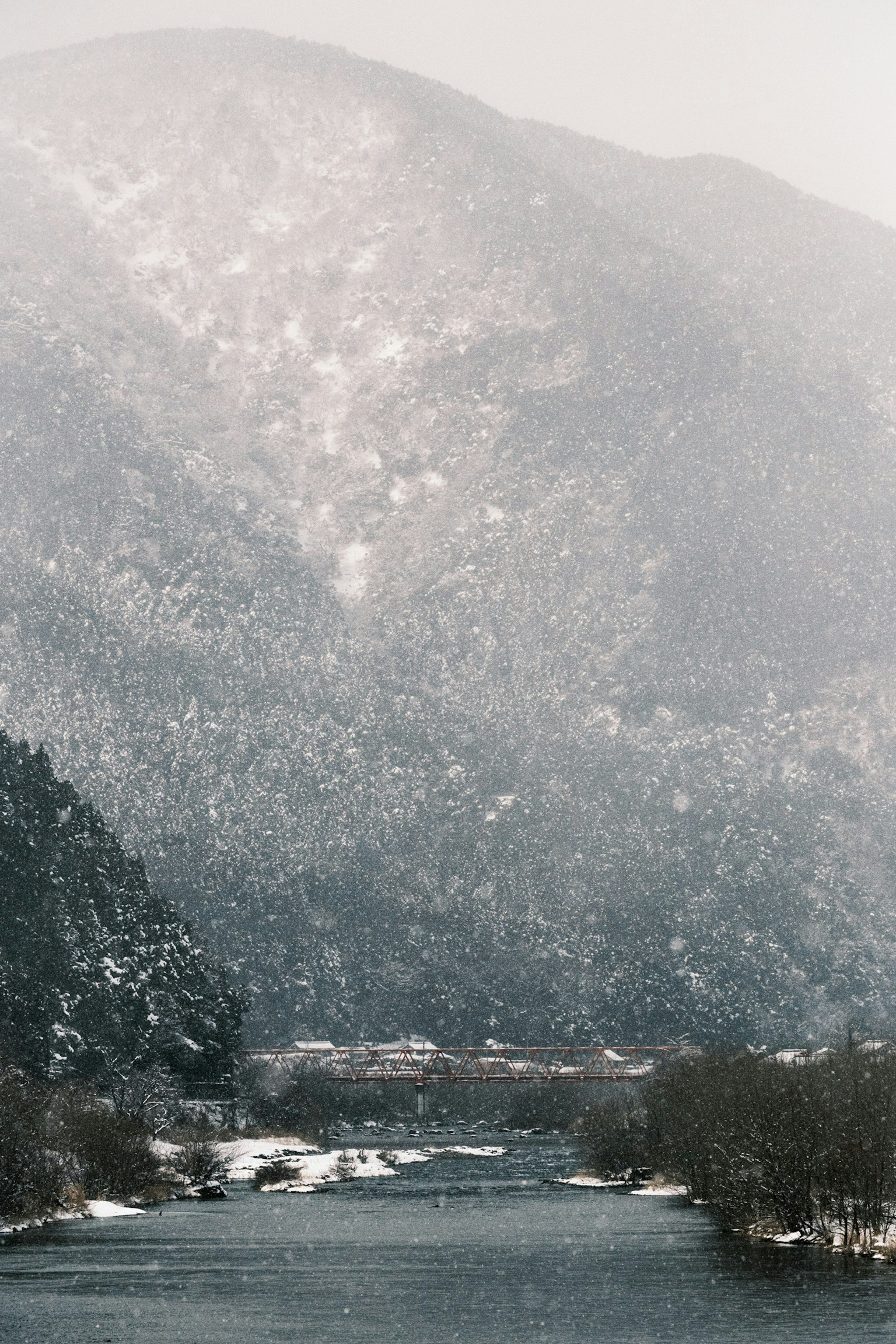 Ruhige Flusslandschaft mit schneebedeckten Bergen