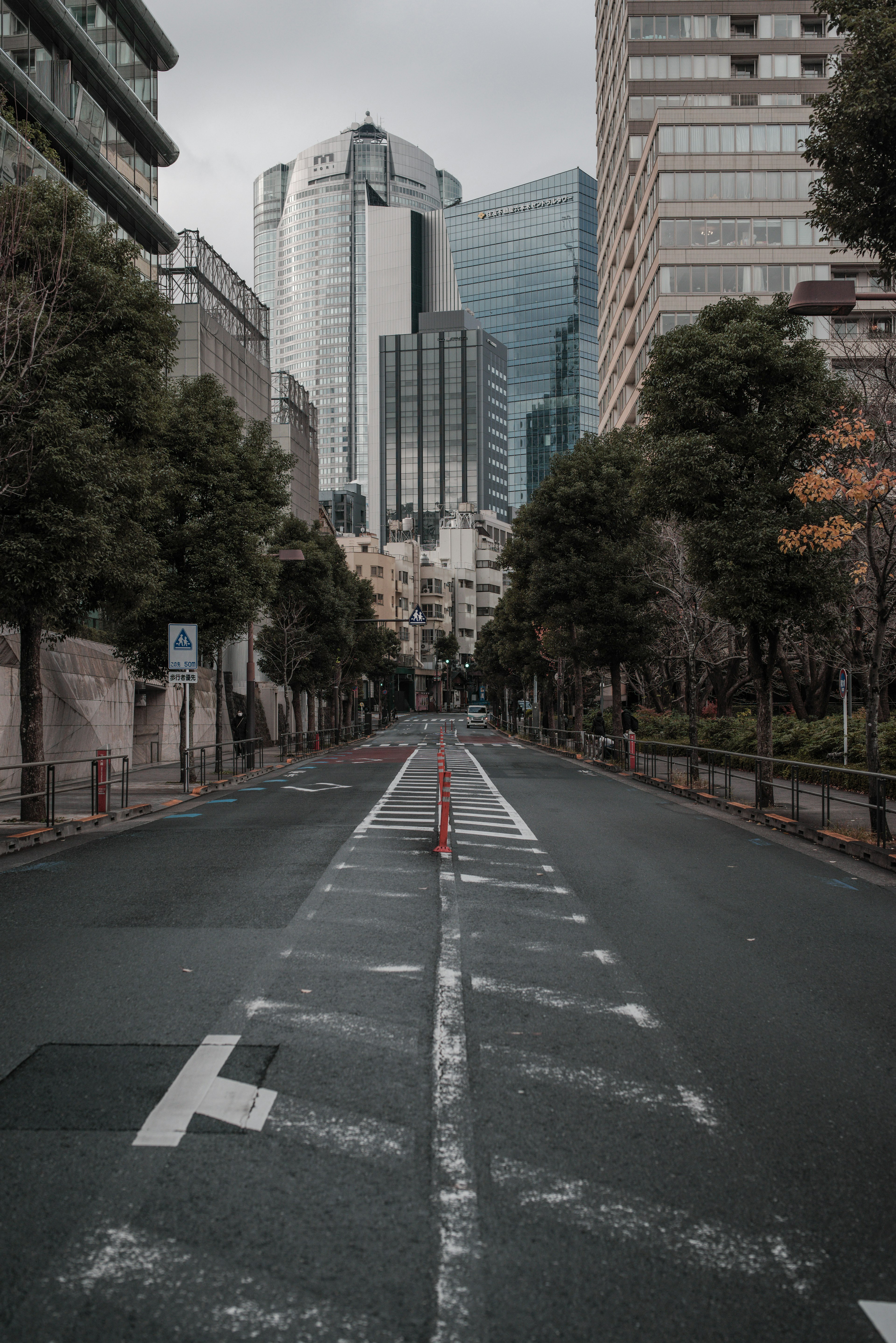 都市の通りと高層ビルが見える風景