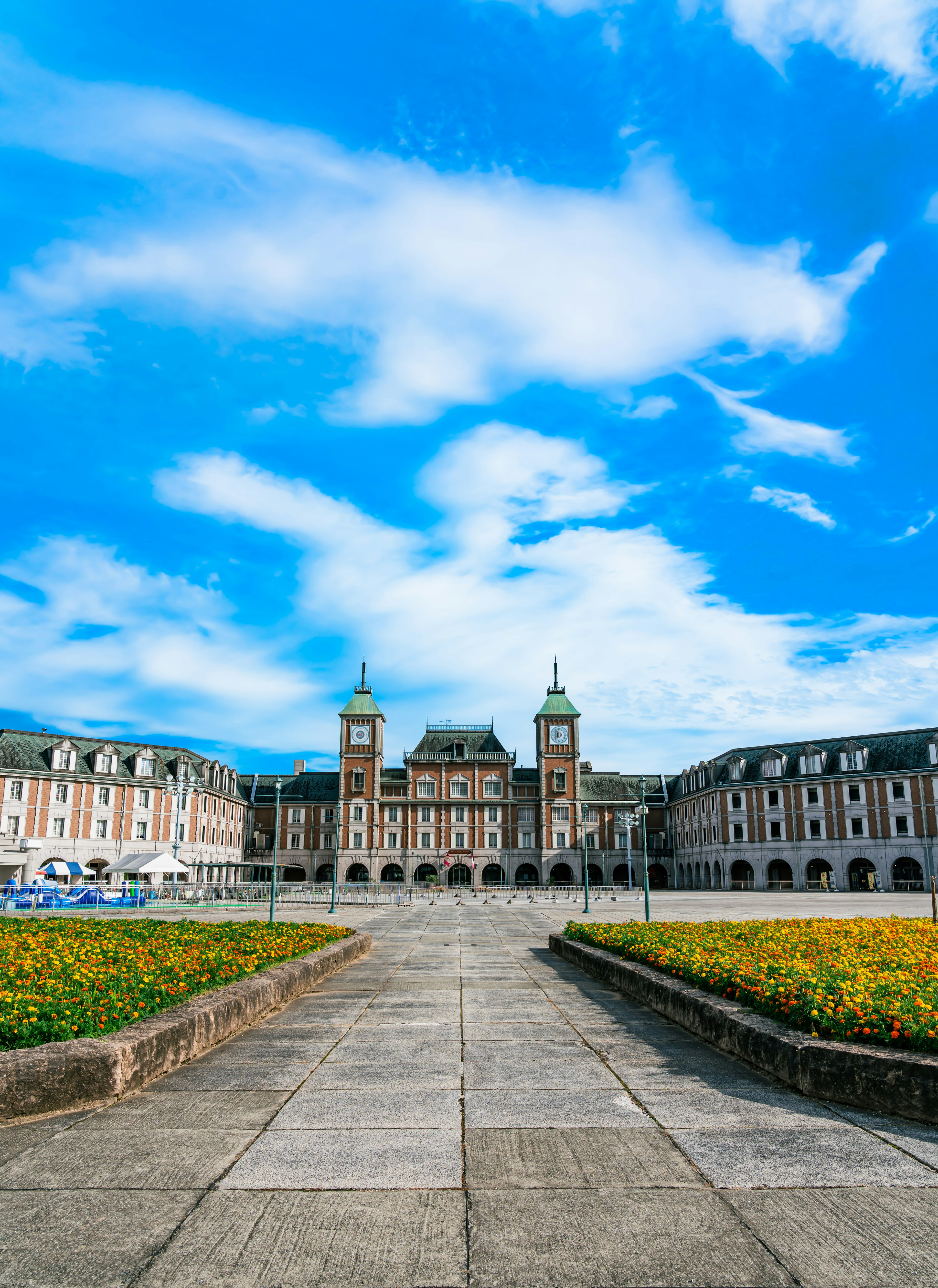 Una bella piazza con edifici e aiuole sotto un cielo blu