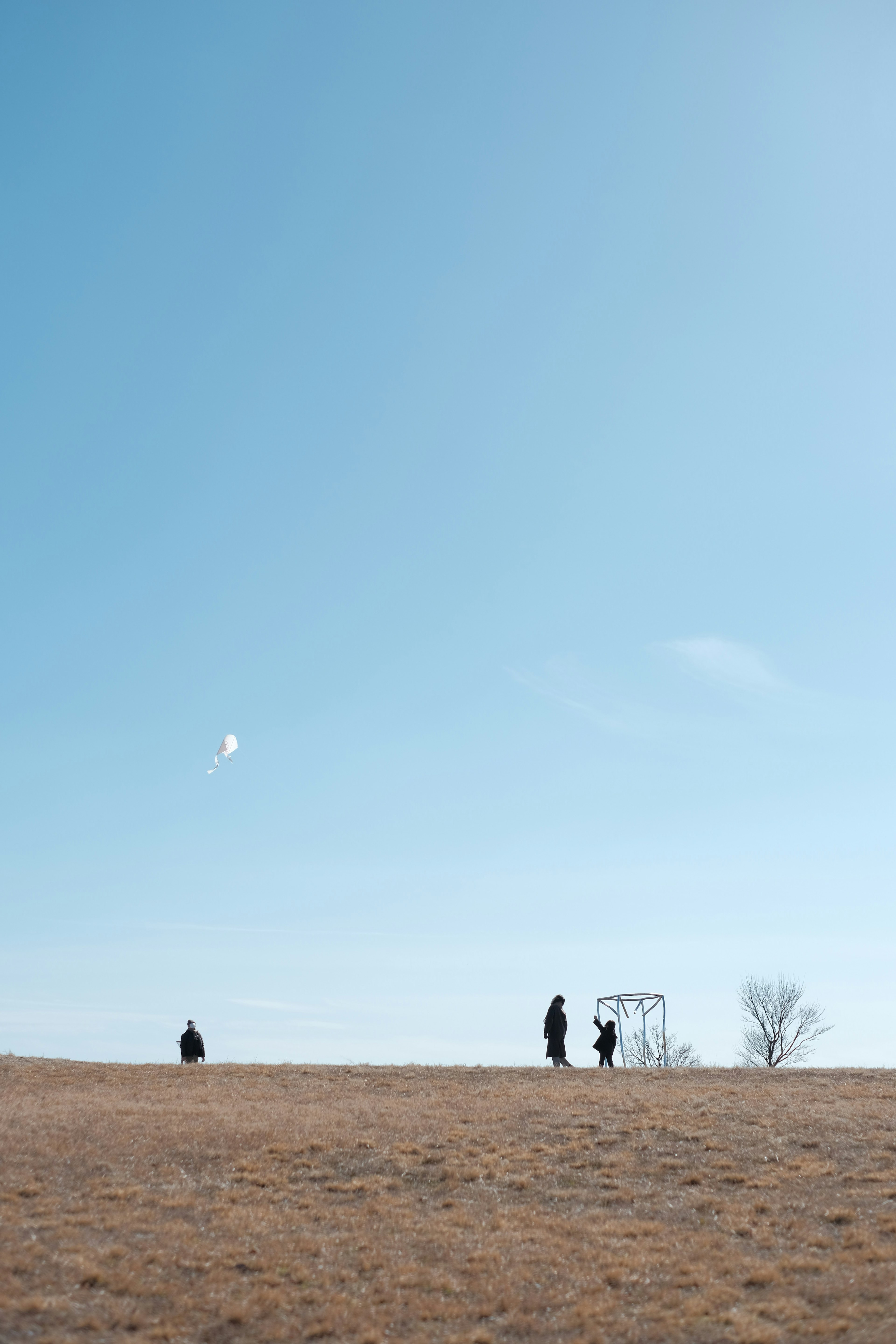 Personas caminando en un paisaje arenoso bajo un cielo azul claro