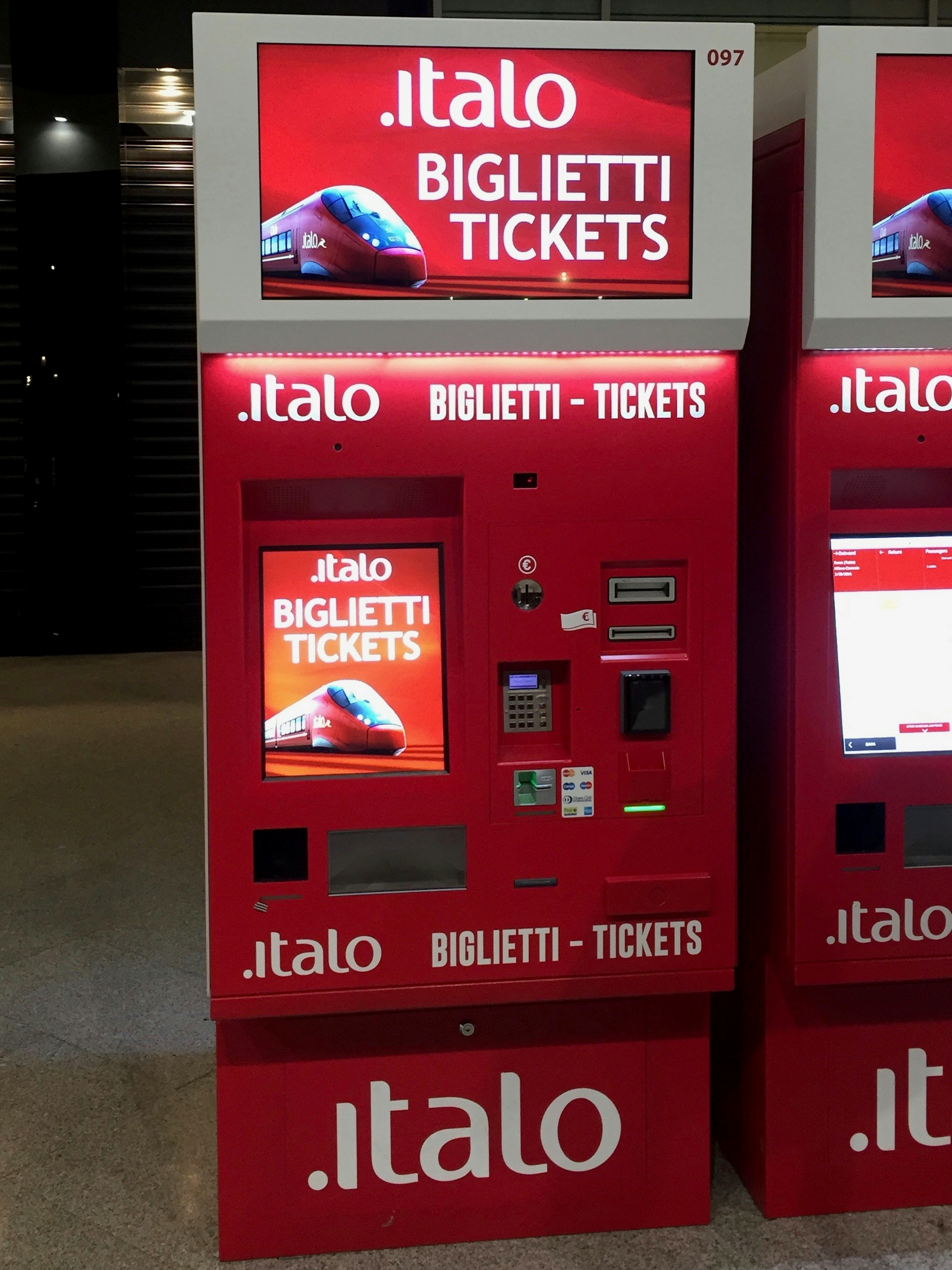 Italo Fahrkartenautomat rotes Design großer Bildschirm