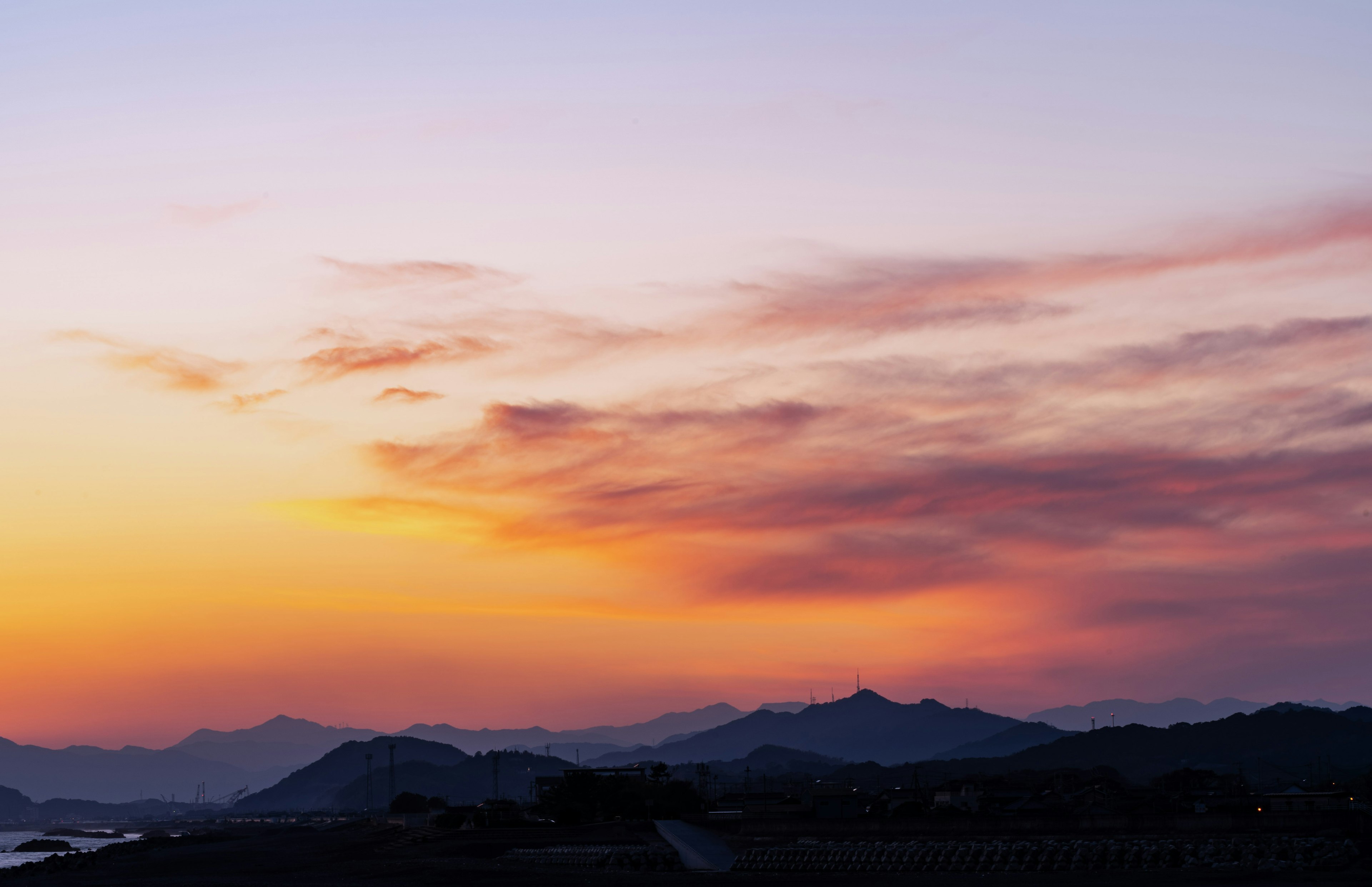 夕焼けの空と山々の景色