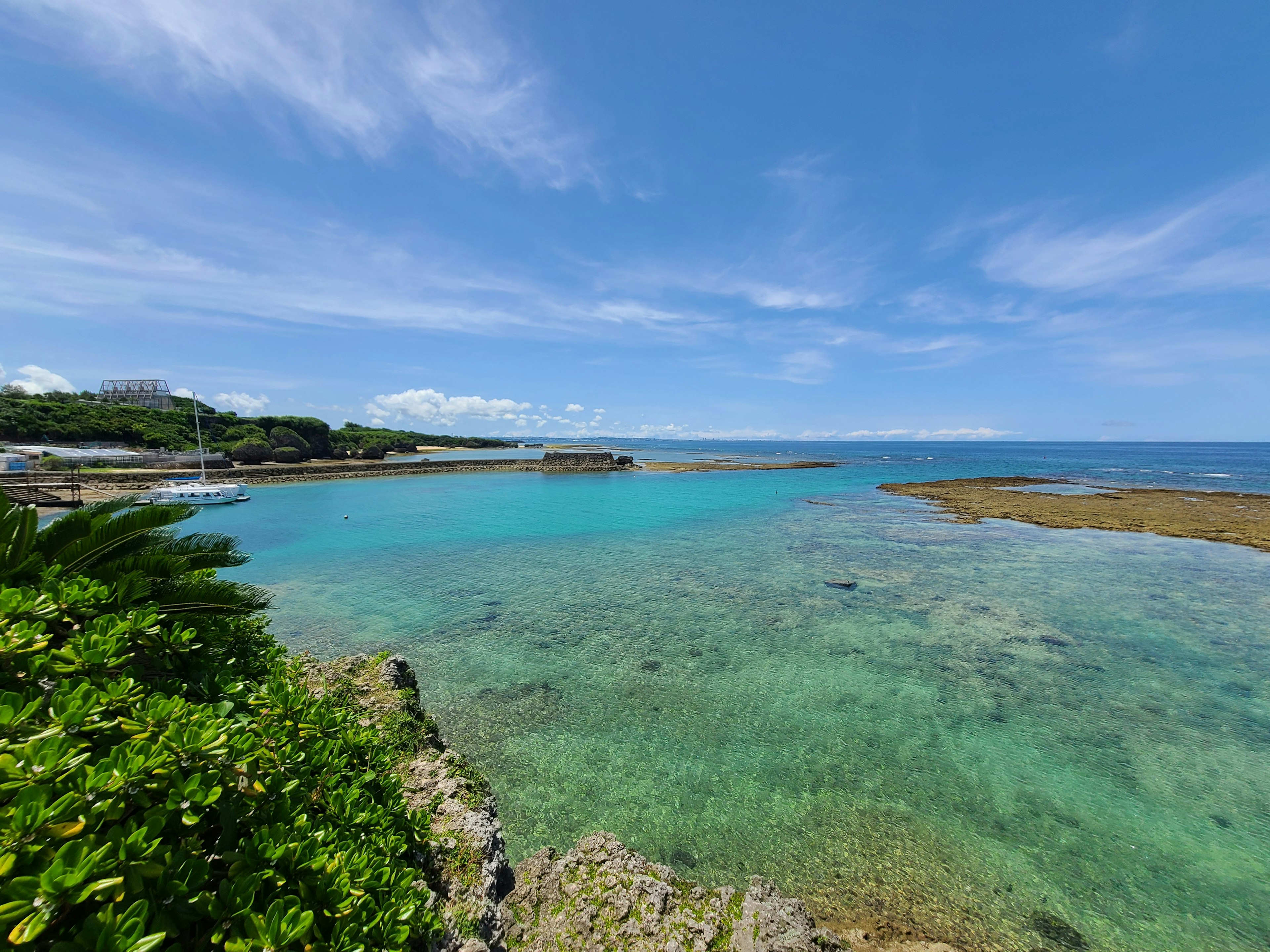 Schöne Landschaft mit blauem Meer und Himmel