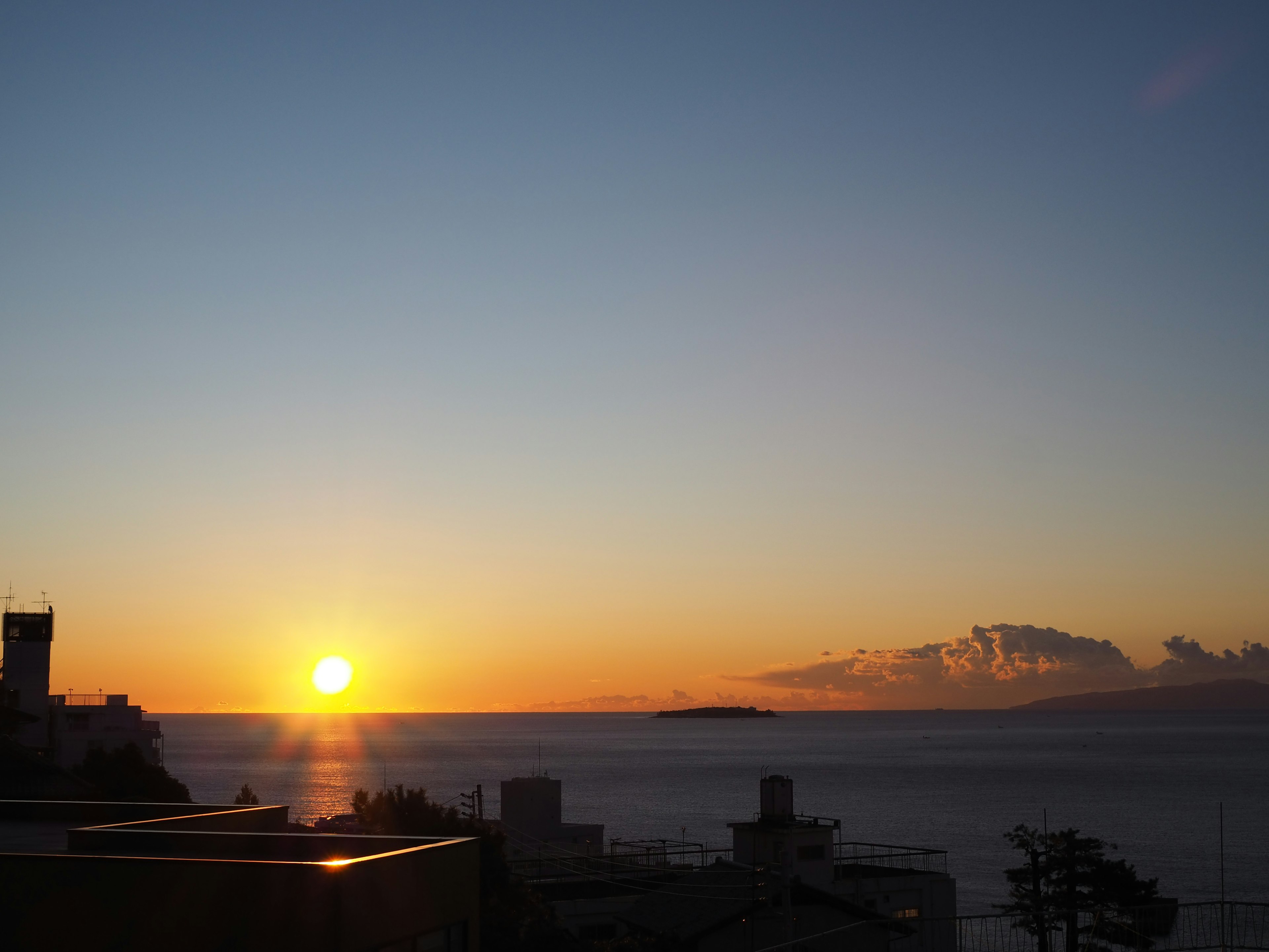 美しい夕日が海に沈む風景