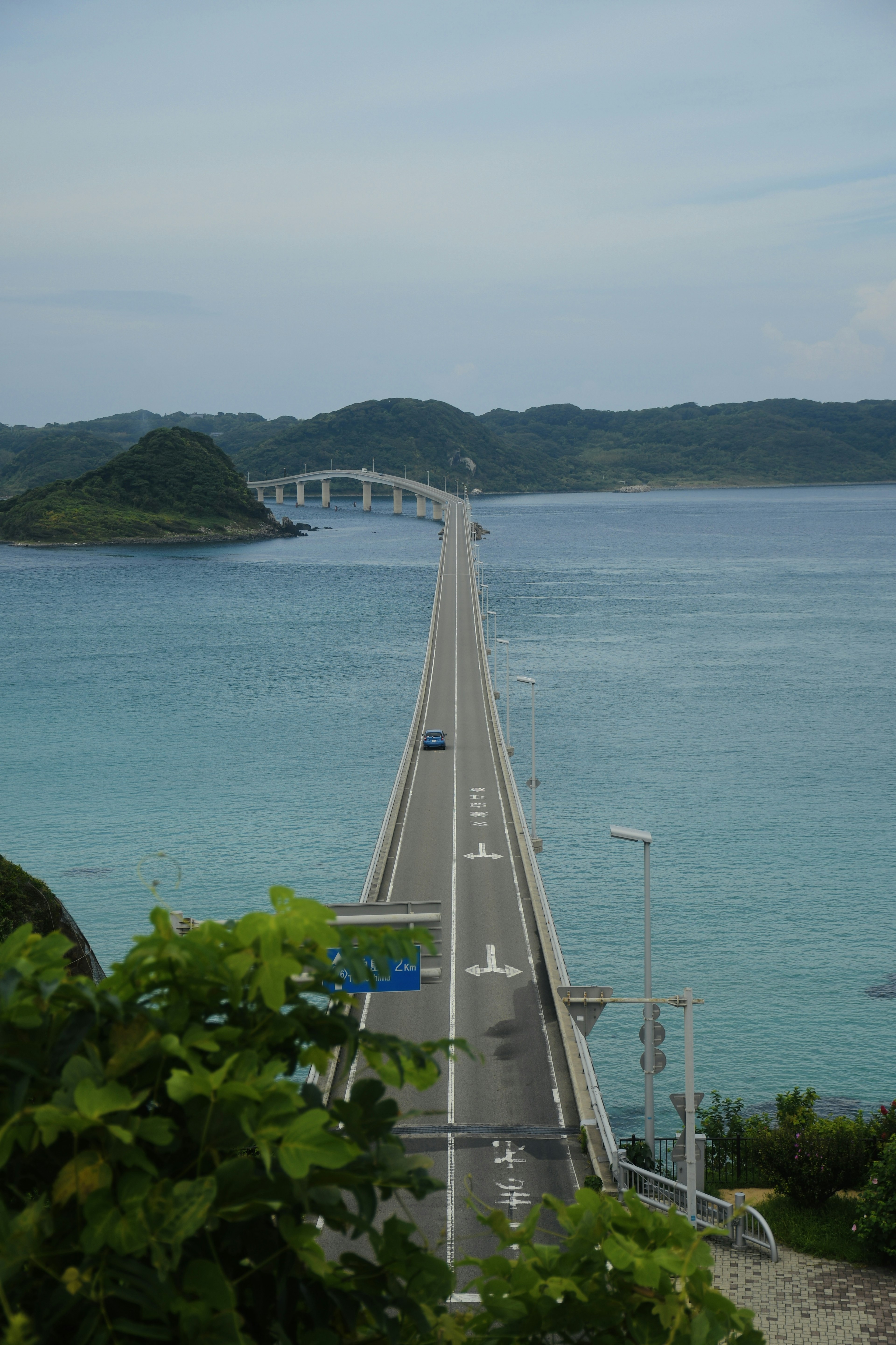 一座美麗的橋橫跨在藍色水面上