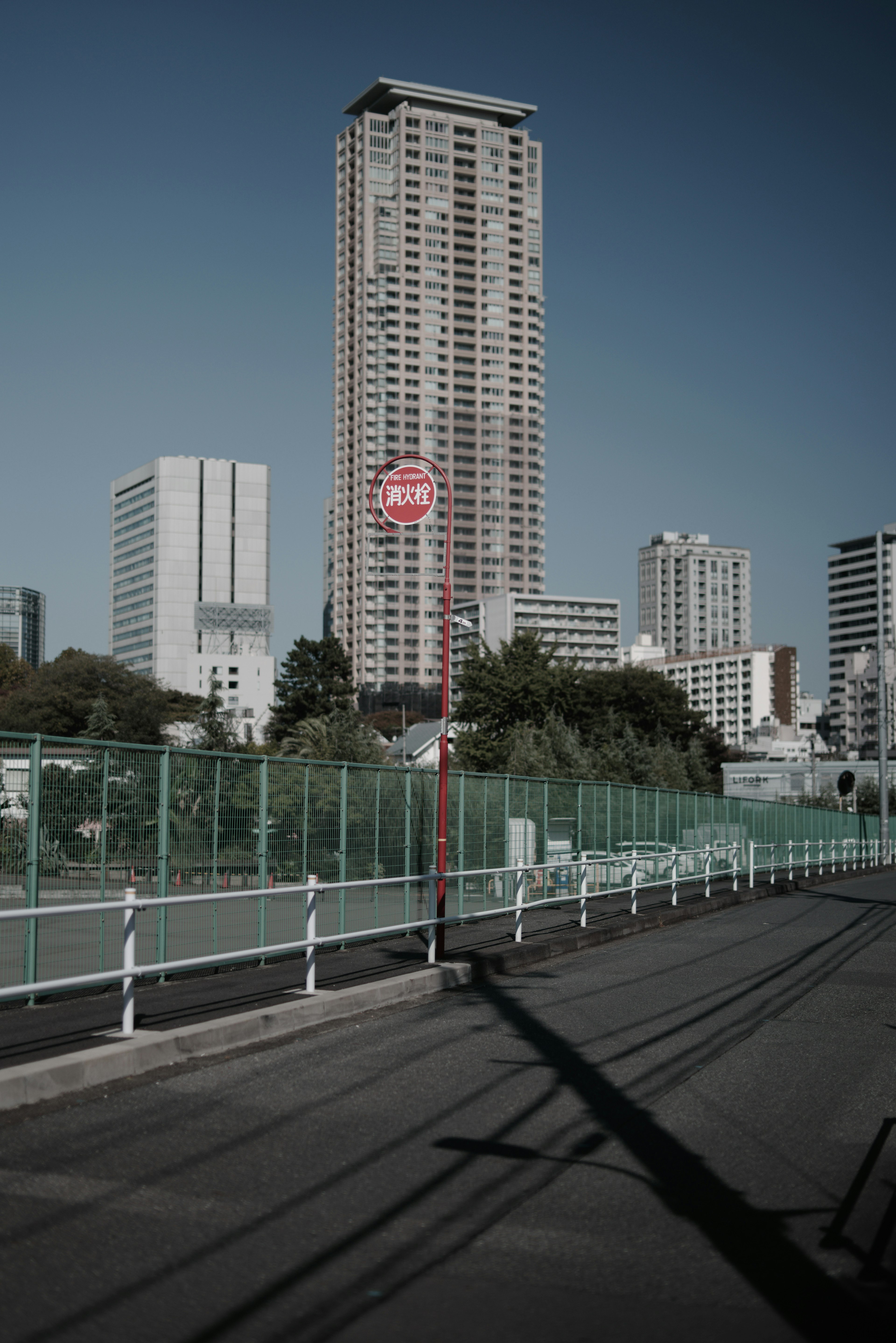 高層ビルと都市の景色が広がる風景