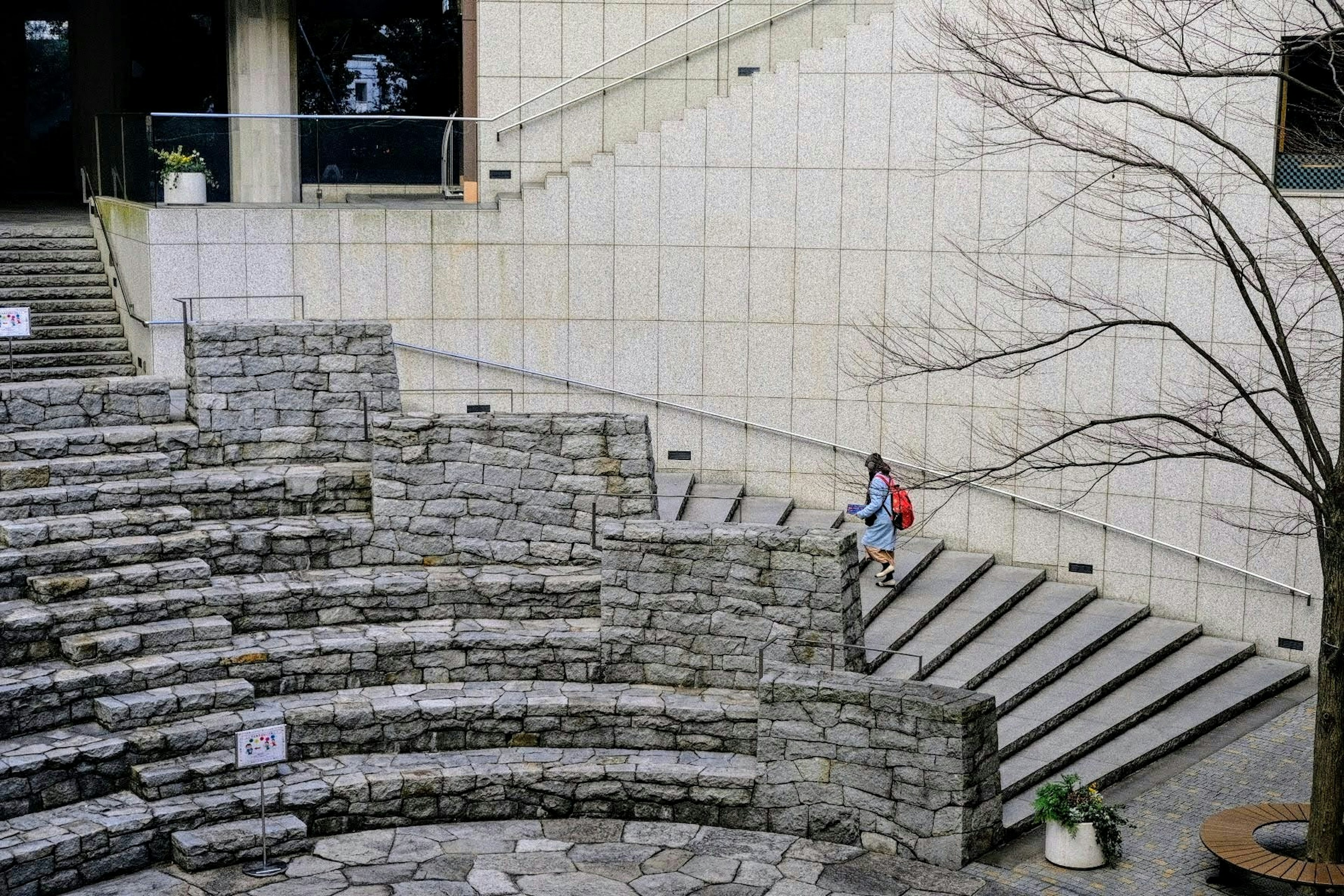 石造りの階段と円形の座席がある公園の風景