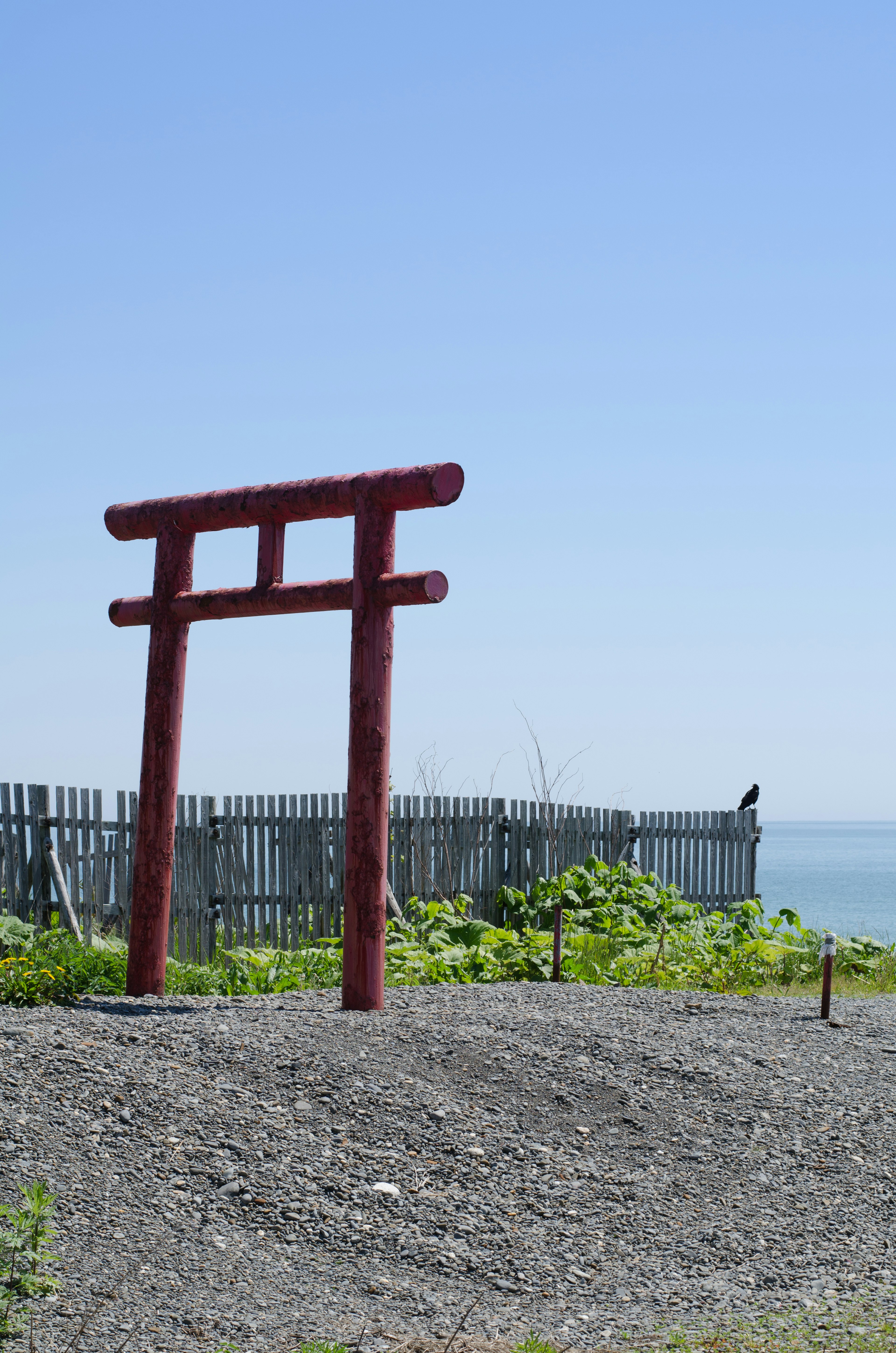 赤い鳥居と青空の風景