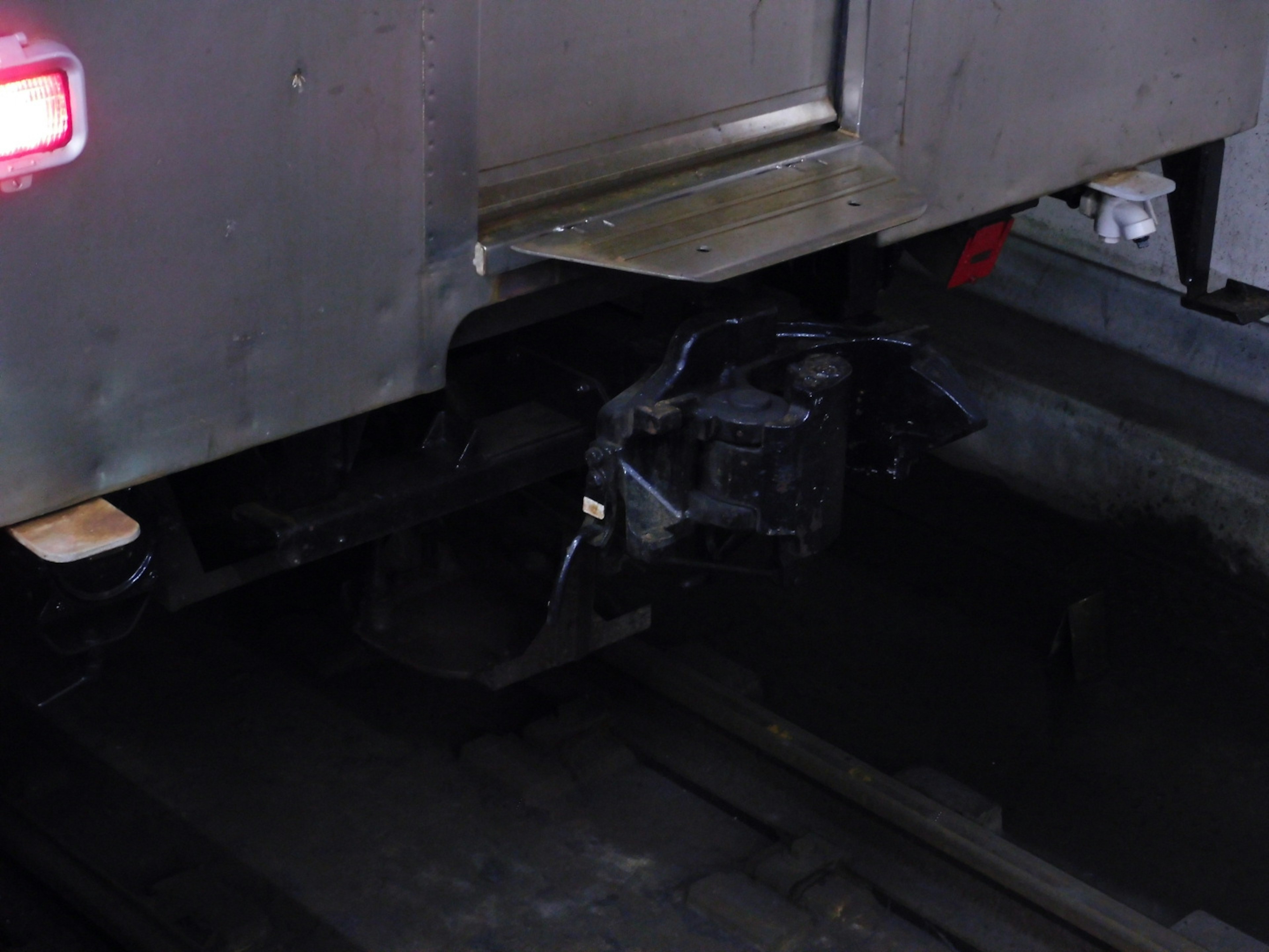 Roue noire et mécanisme de couplage à l'arrière d'un wagon de train