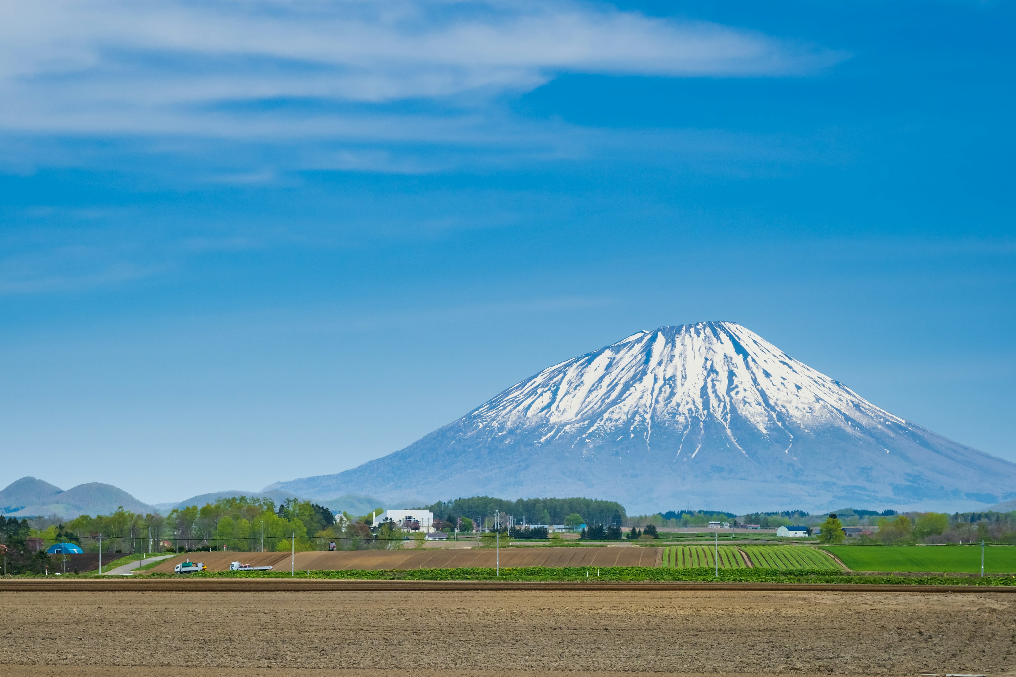 Vue pittoresque d'une montagne enneigée sous un ciel bleu clair