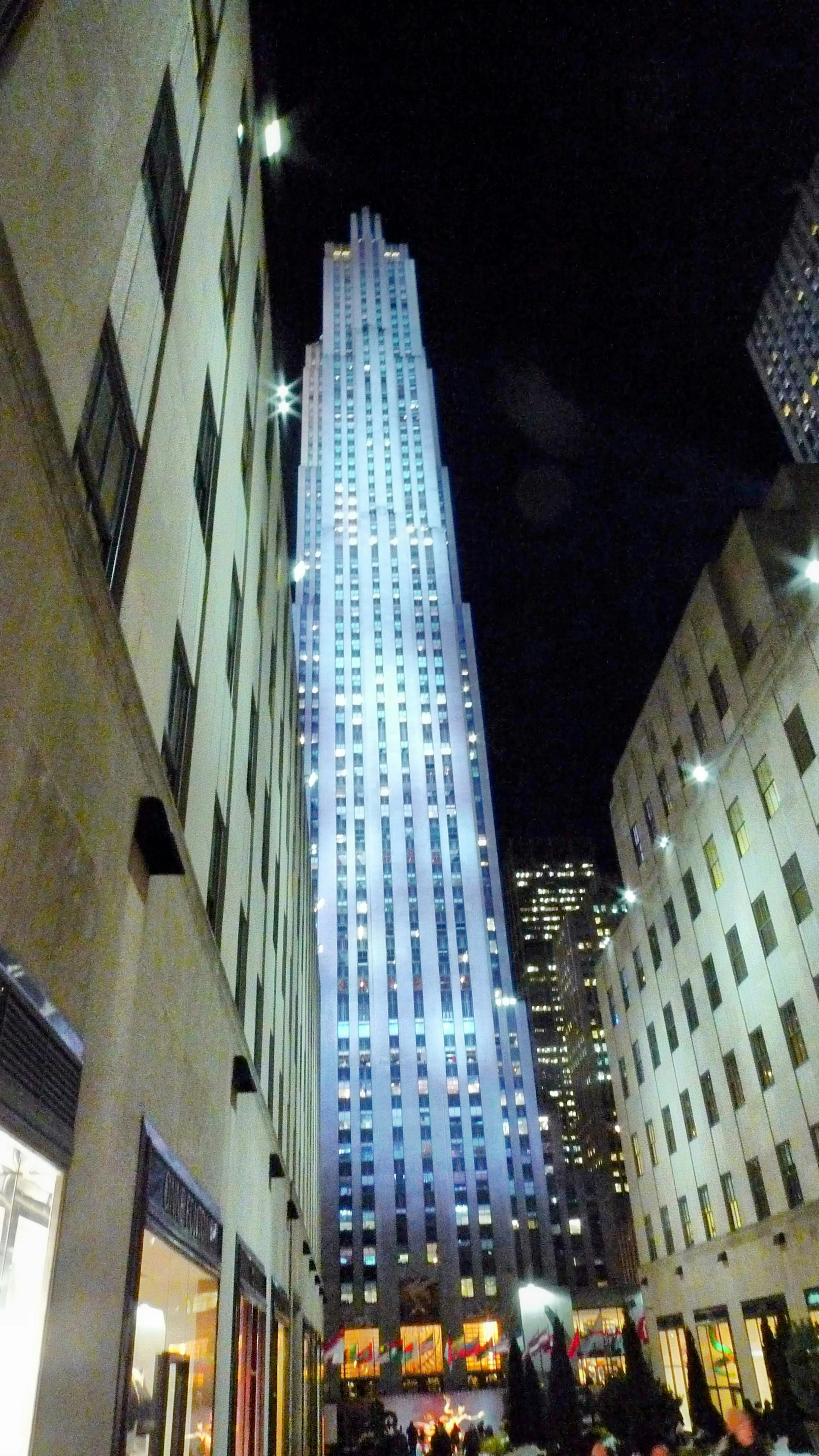 หอคอย Rockefeller Center ที่สว่างไสวในตอนกลางคืน