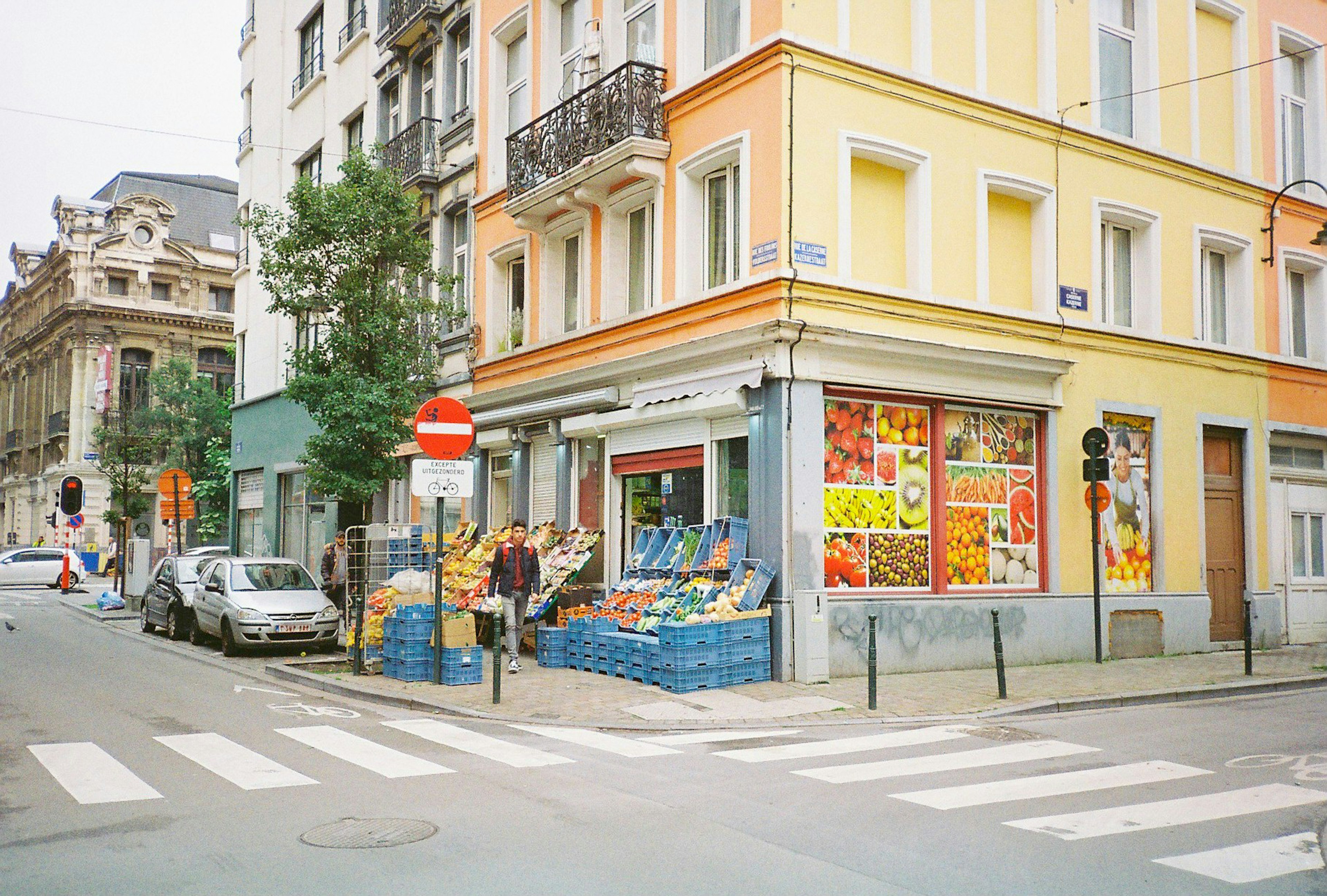 カラフルな果物が並ぶ店の外観と通りの風景