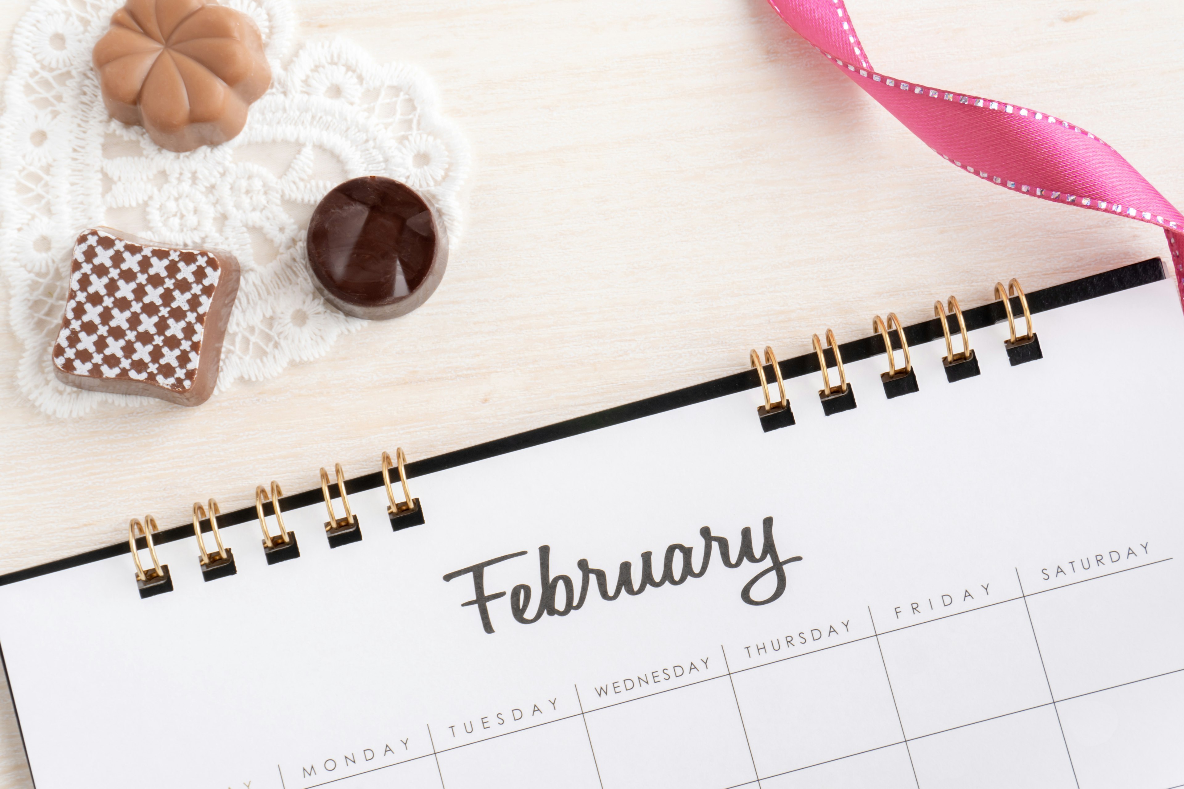 Página de febrero de un calendario con chocolates surtidos