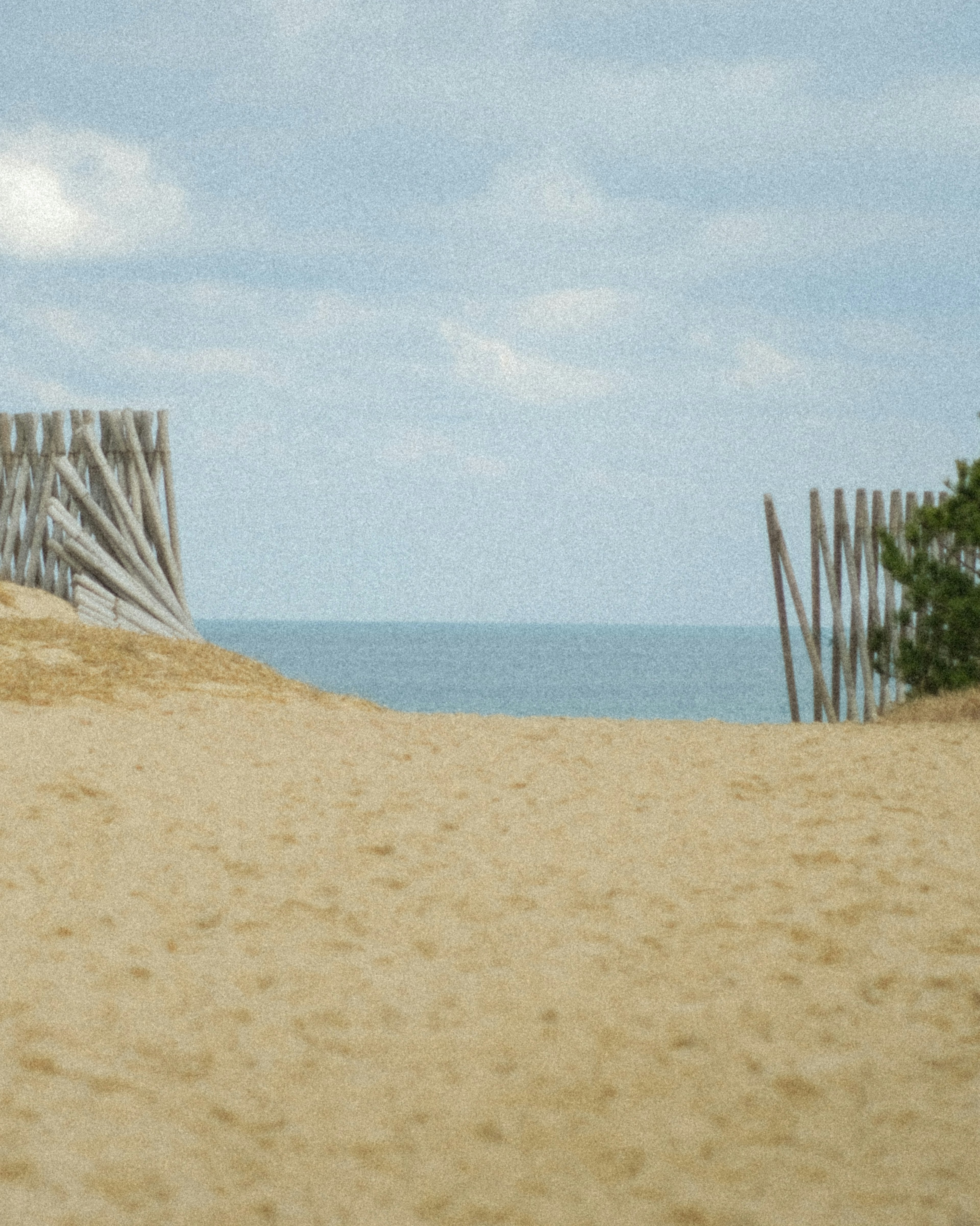 Weg zur Strand mit Holzlattenzäunen und Meerblick