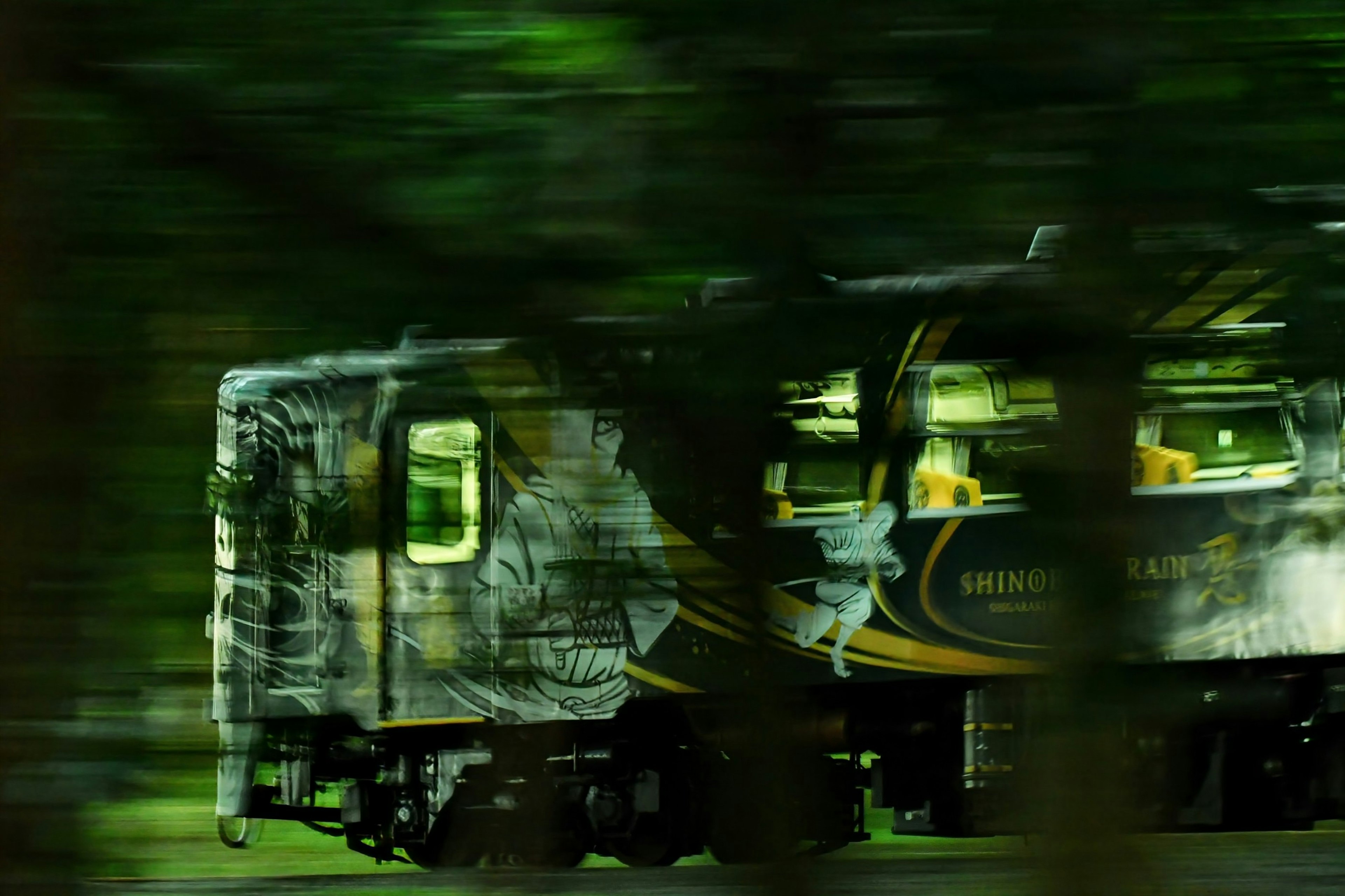 Un tren decorado moviéndose entre la vegetación