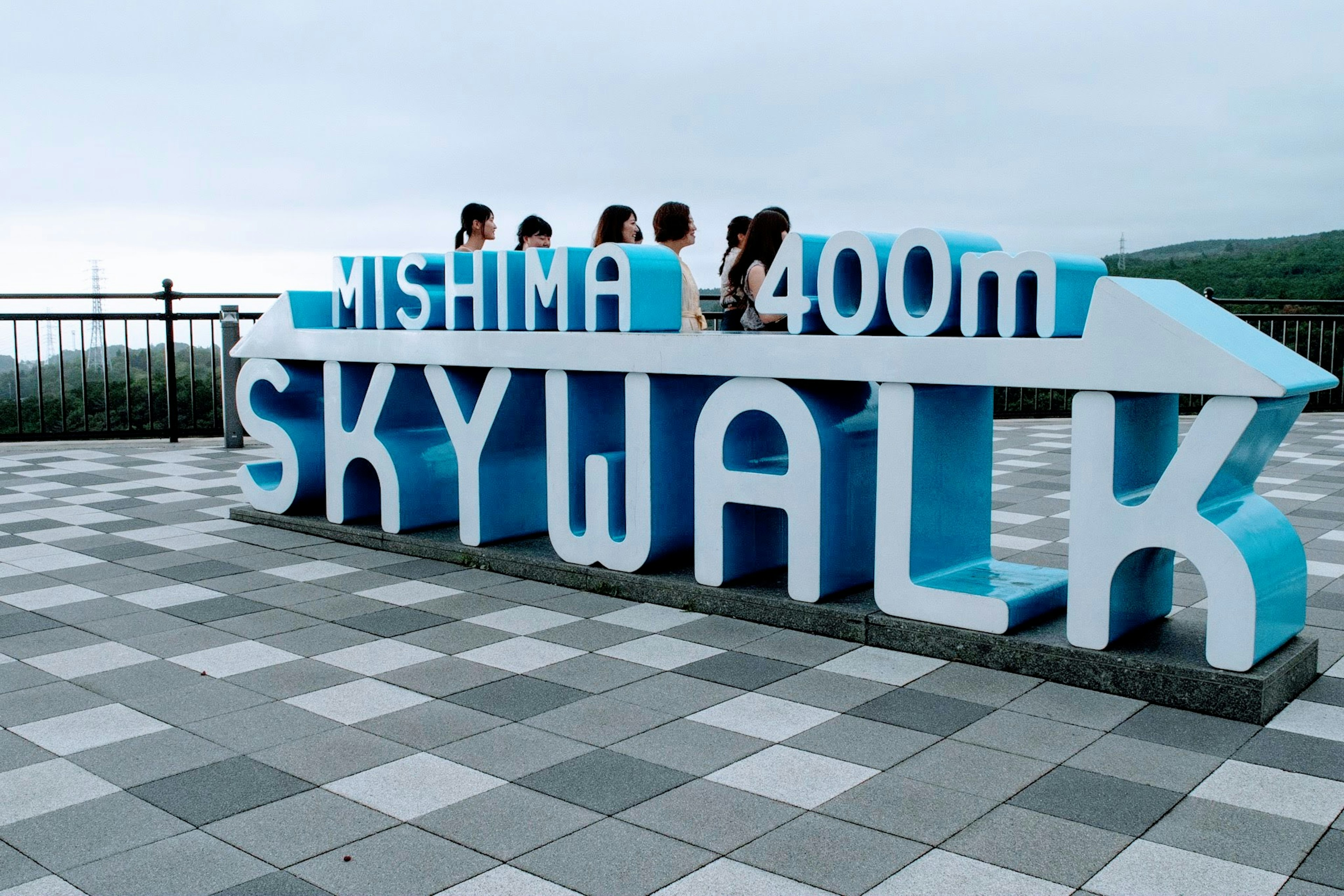 400 Meter Schild von Nishima Skywalk mit Besuchern