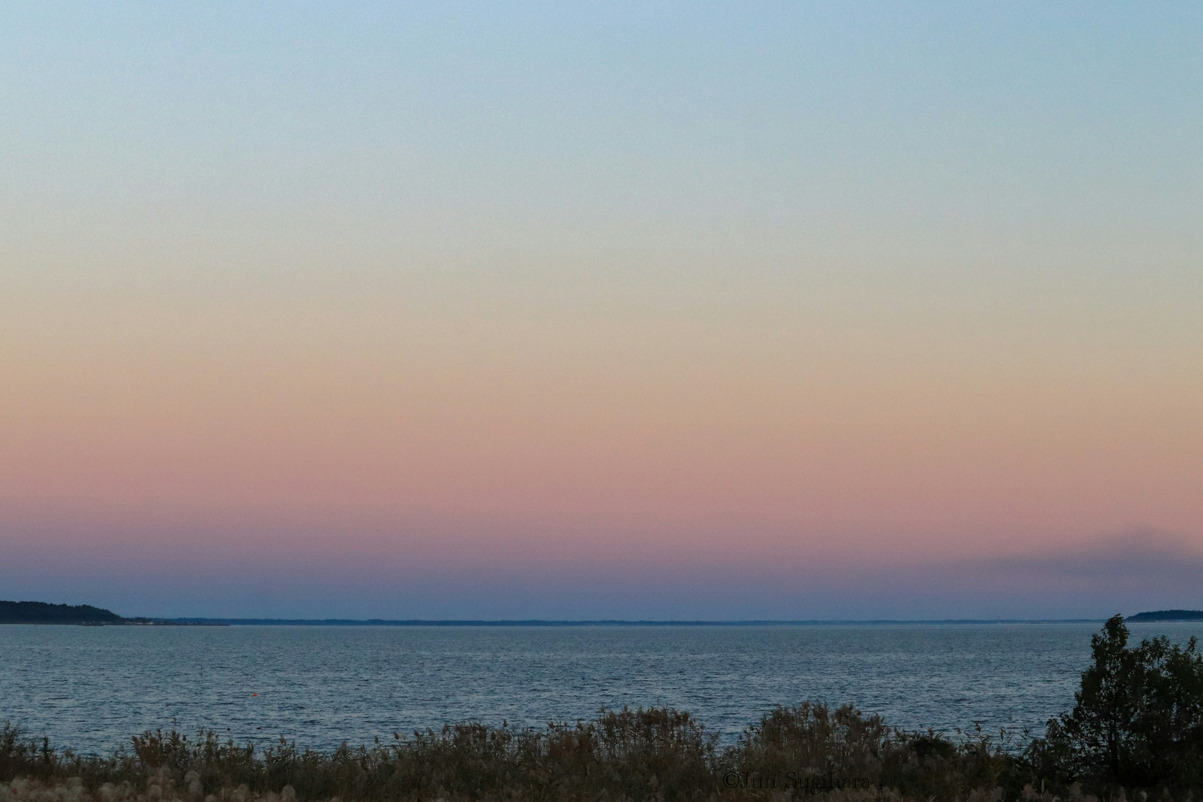 Vista serena del mar con un cielo de atardecer en degradado