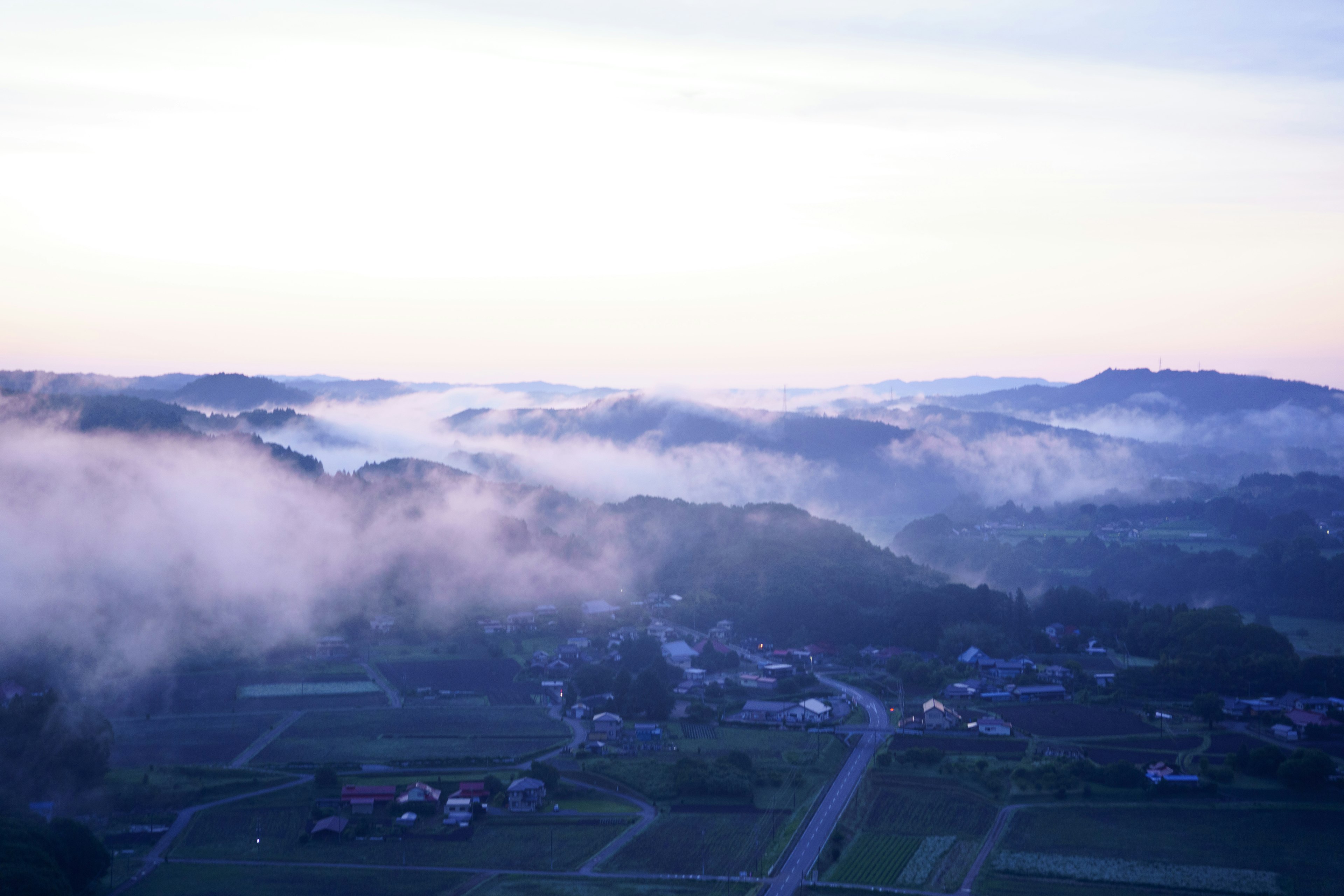 被雾笼罩的山脉和宁静的村庄风景