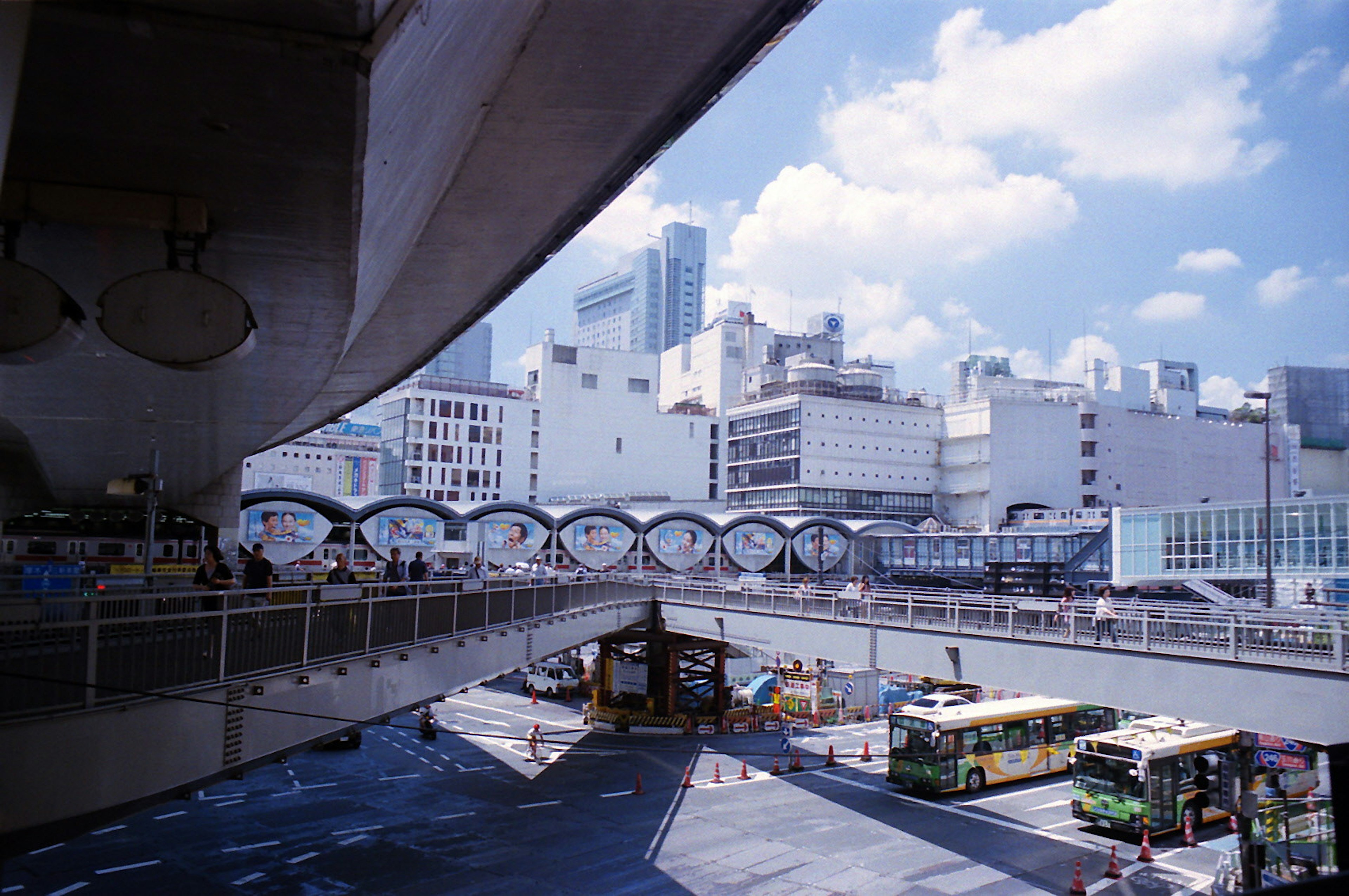 ทิวทัศน์เมืองที่มีสะพานข้ามและอาคาร