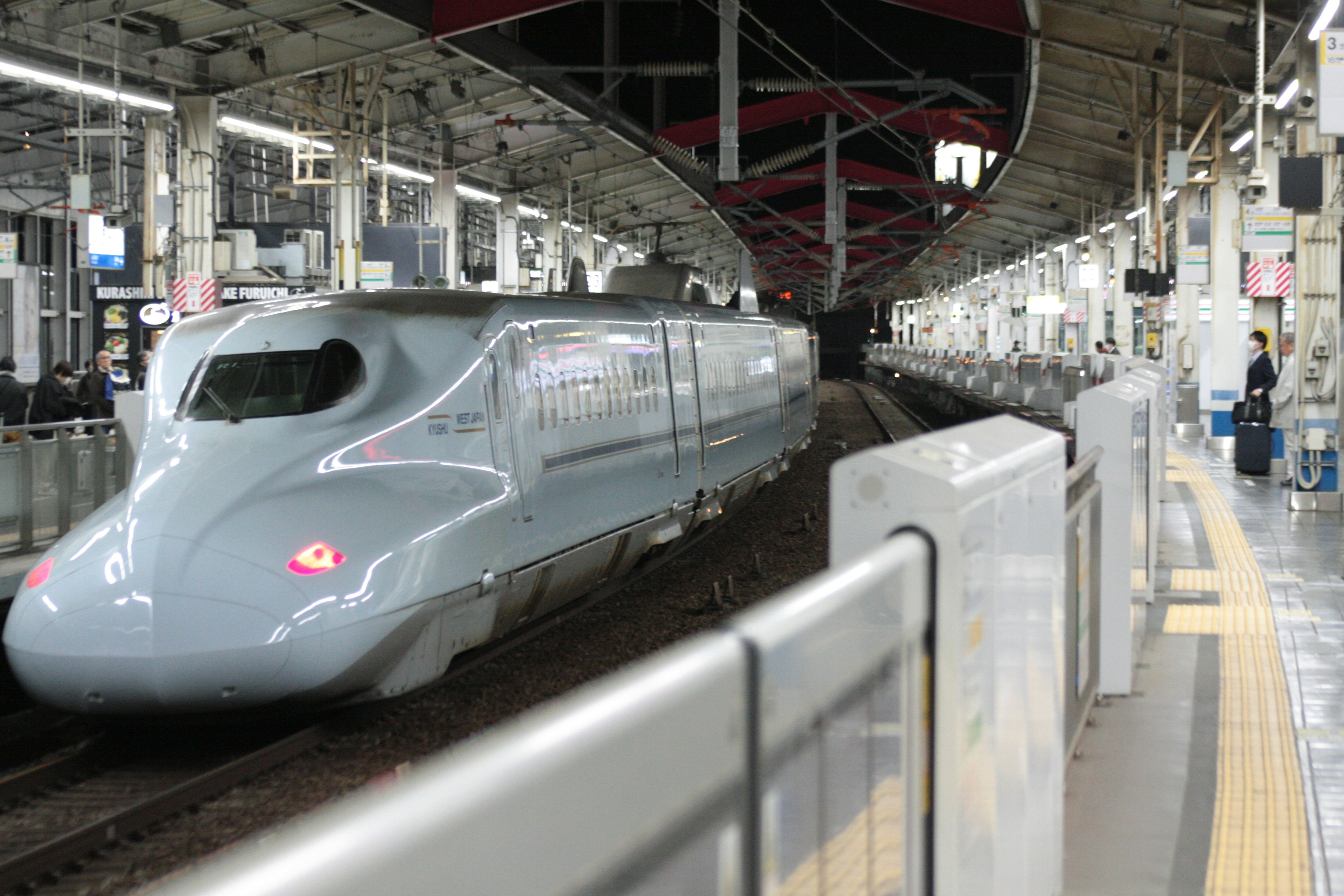 新幹線が駅のプラットフォームに停車している様子