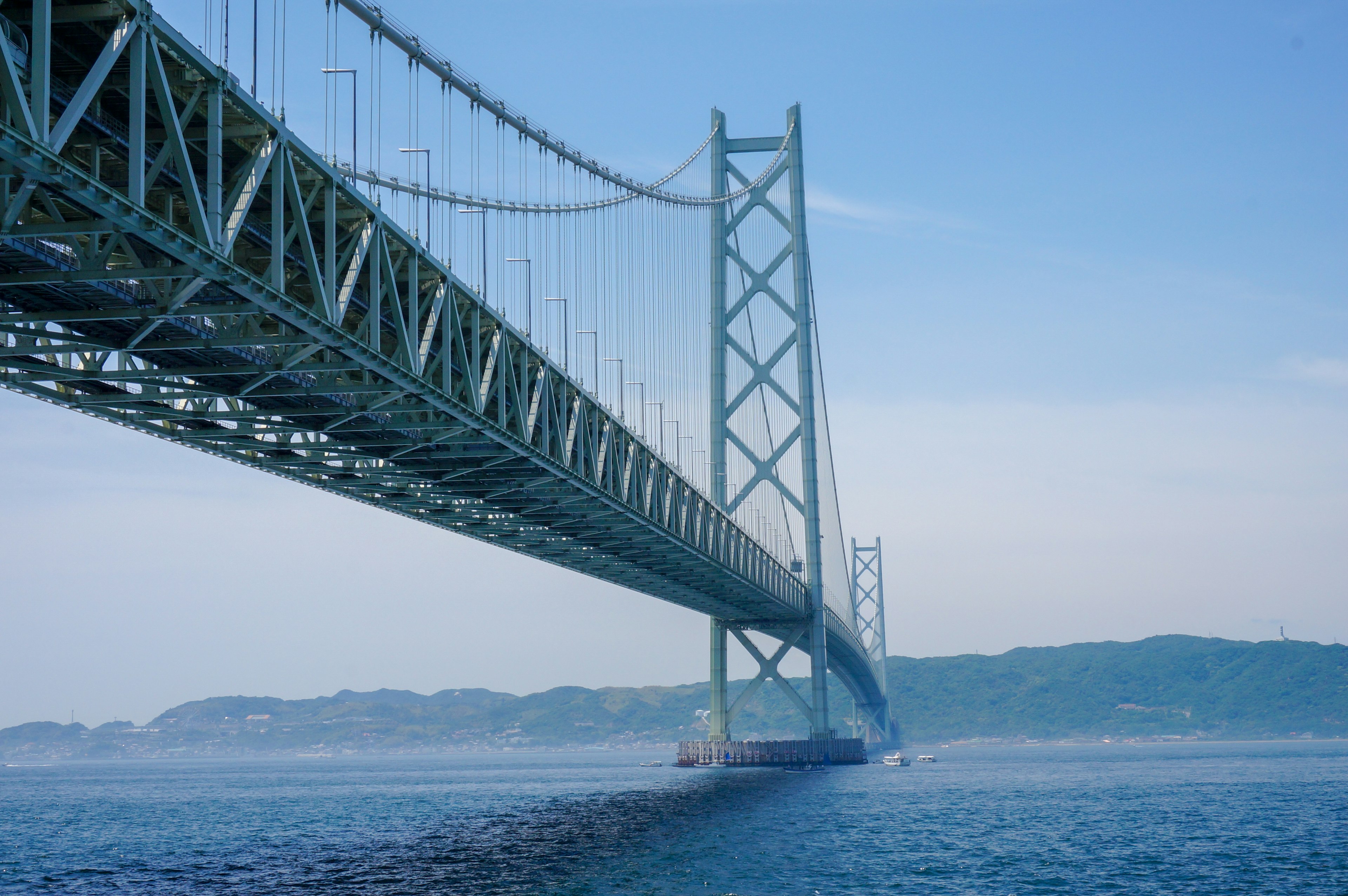 Una hermosa estructura de puente sobre el océano azul