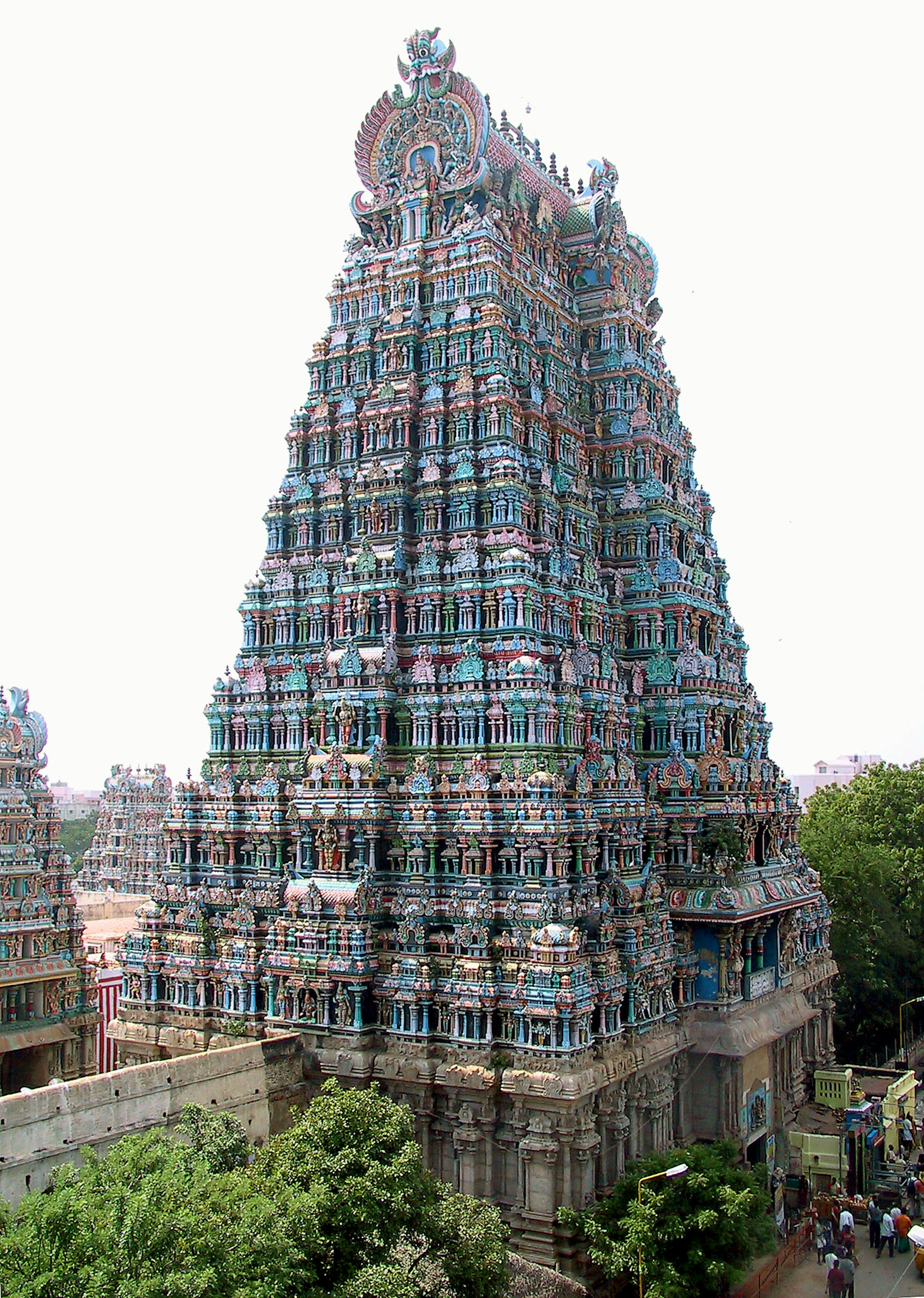 Bunte Tempelturm mit kunstvollen Skulpturen in Indien